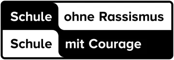  Ein schwarzweißes Viereck mit abgerundeten Ecken ist in vier Flächen aufgeteilt. Auf der ersten Fläche oben links steht 'Schule', direkt daneben steht 'ohne Rassismus'. In der zweiten Zeile steht unten links erneut 'Schule' und direkt daneben 'mit Courage', sodass sich insgesamt der Spruch 'Schule ohne Rassismus, Schule mit Courage' bildet.