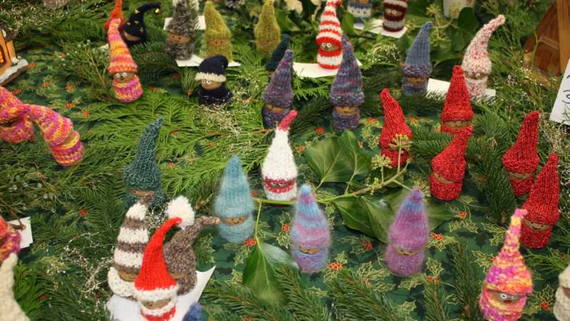 Foto mit ganz vielen selbstgebastelten Weihnachtswichteln