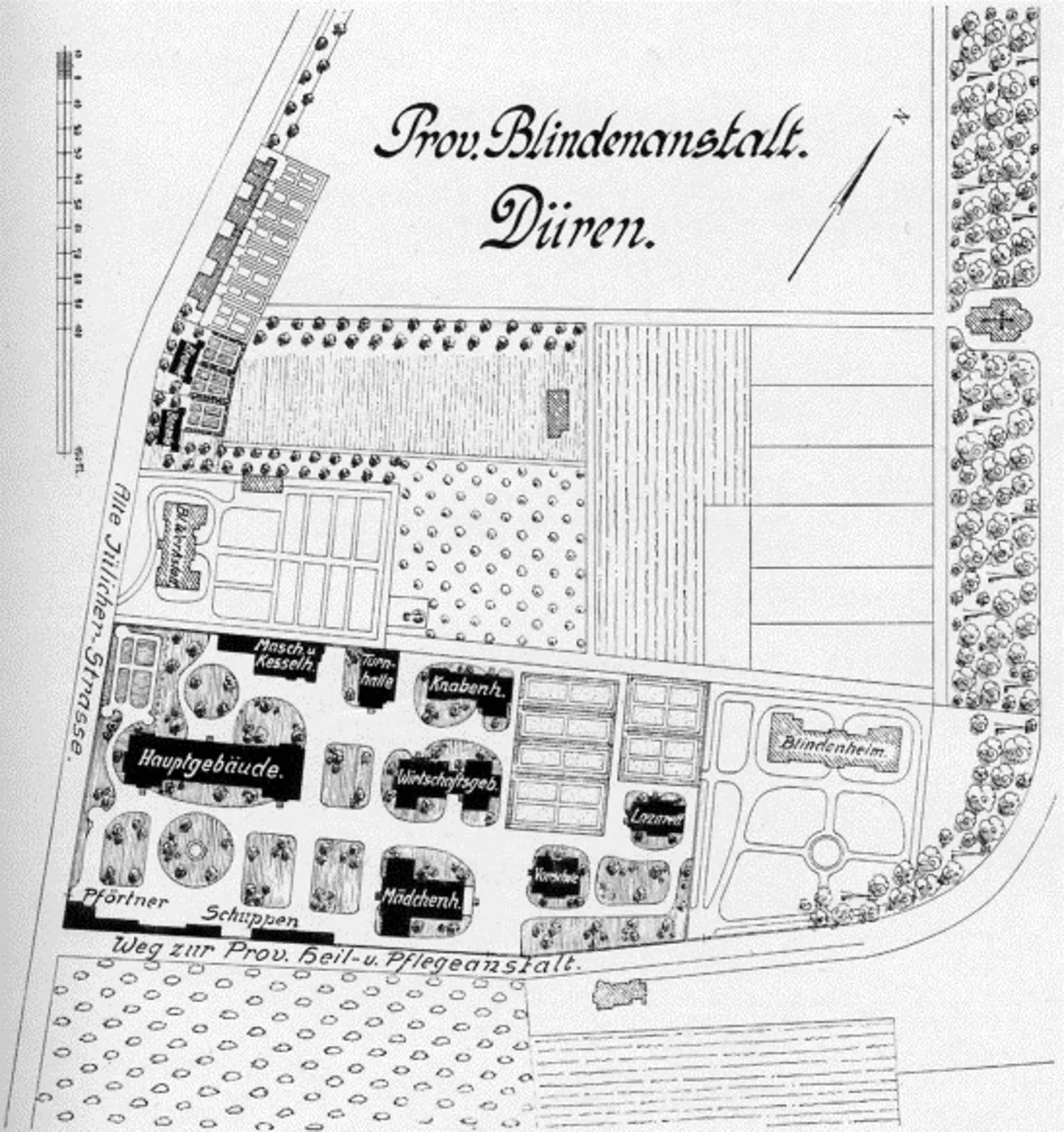 Dieses alte Schwarz-Weiß-Schema ist ein Lageplan der "Prov. Blindenanstalt Düren". Es zeigt eine detaillierte Aufteilung des Geländes mit verschiedenen Gebäuden und Bereichen. Beschriftungen identifizieren das "Hauptgebäude", "Mädchenh.", "Knabenh.", "Wirtschaftsgeb." und das "Blindenheim". Auch Freiflächen wie Gärten, Felder und Wege sind dargestellt, darunter die "Alte Jülicher-Strasse" und der "Weg zur Prov. Heil- u. Pflegeanstalt". Eine Kompassrose zeigt die Himmelsrichtung Nord an. Die Darstellung ist im Stil eines technischen Plans gehalten und gibt einen Überblick über die damalige Anordnung der Blindenanstalt.