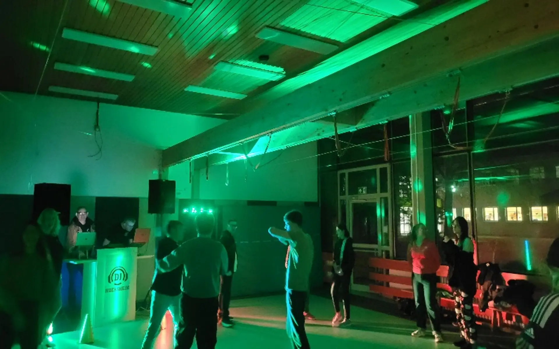 Blick in die Gymnastikhalle während der Disco
