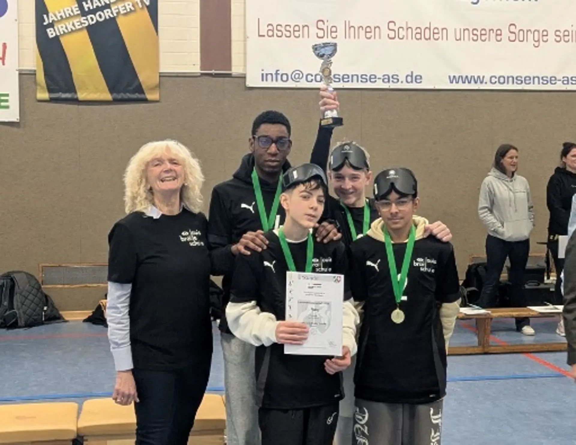AK B Gewinner und Schulleiterin mit dem Pokal