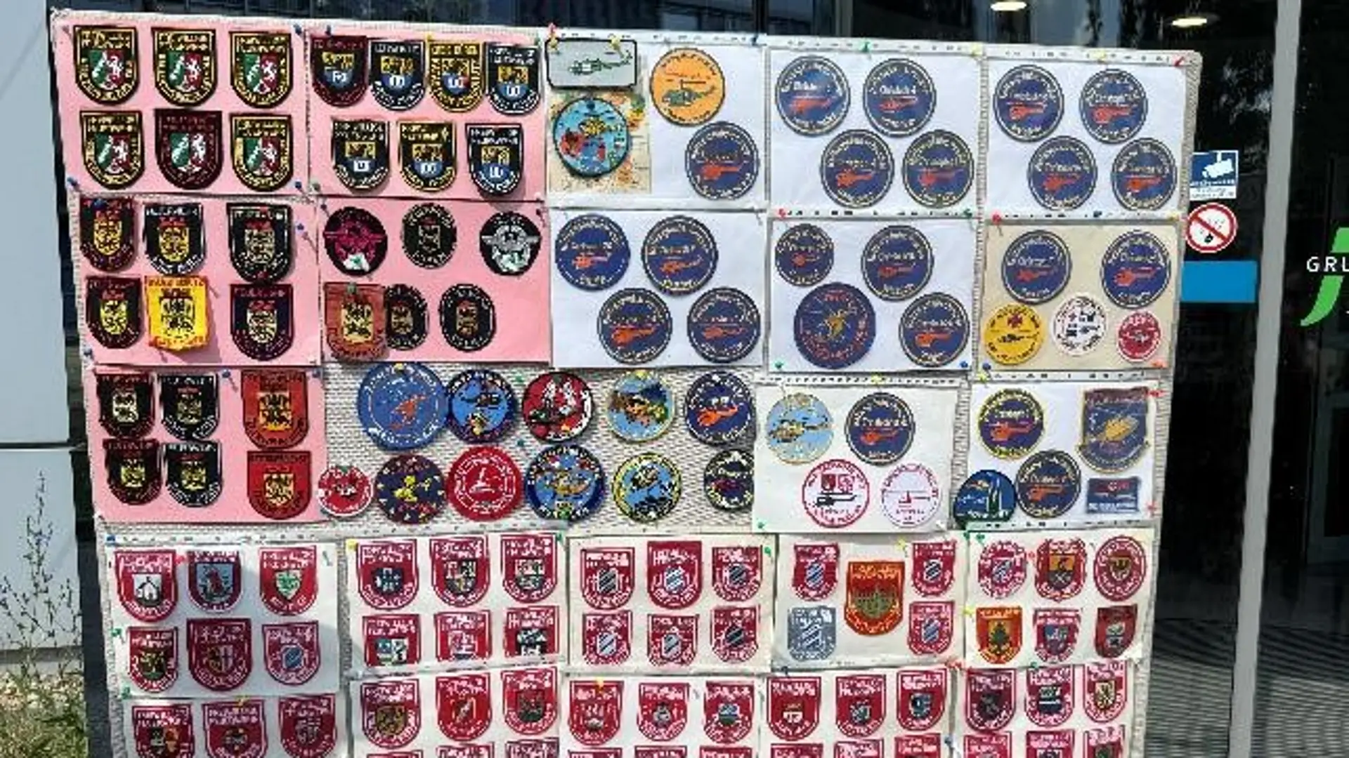 Foto einer Stellwand mit vielen Feuerwehrabzeichen