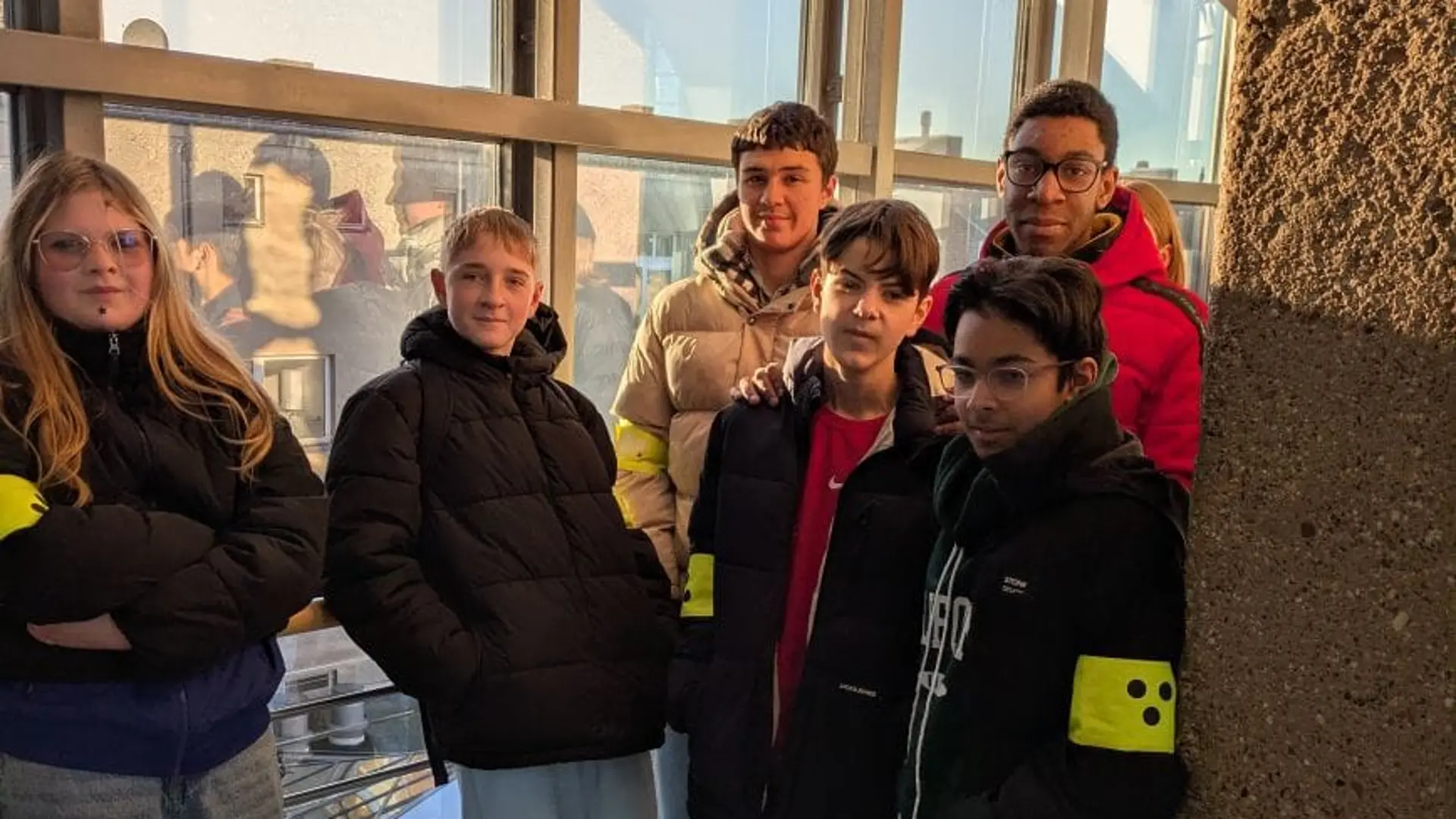 Gruppenbild der Klasse 5/6/7 im Treppenhaus des Bürgerbüros.
