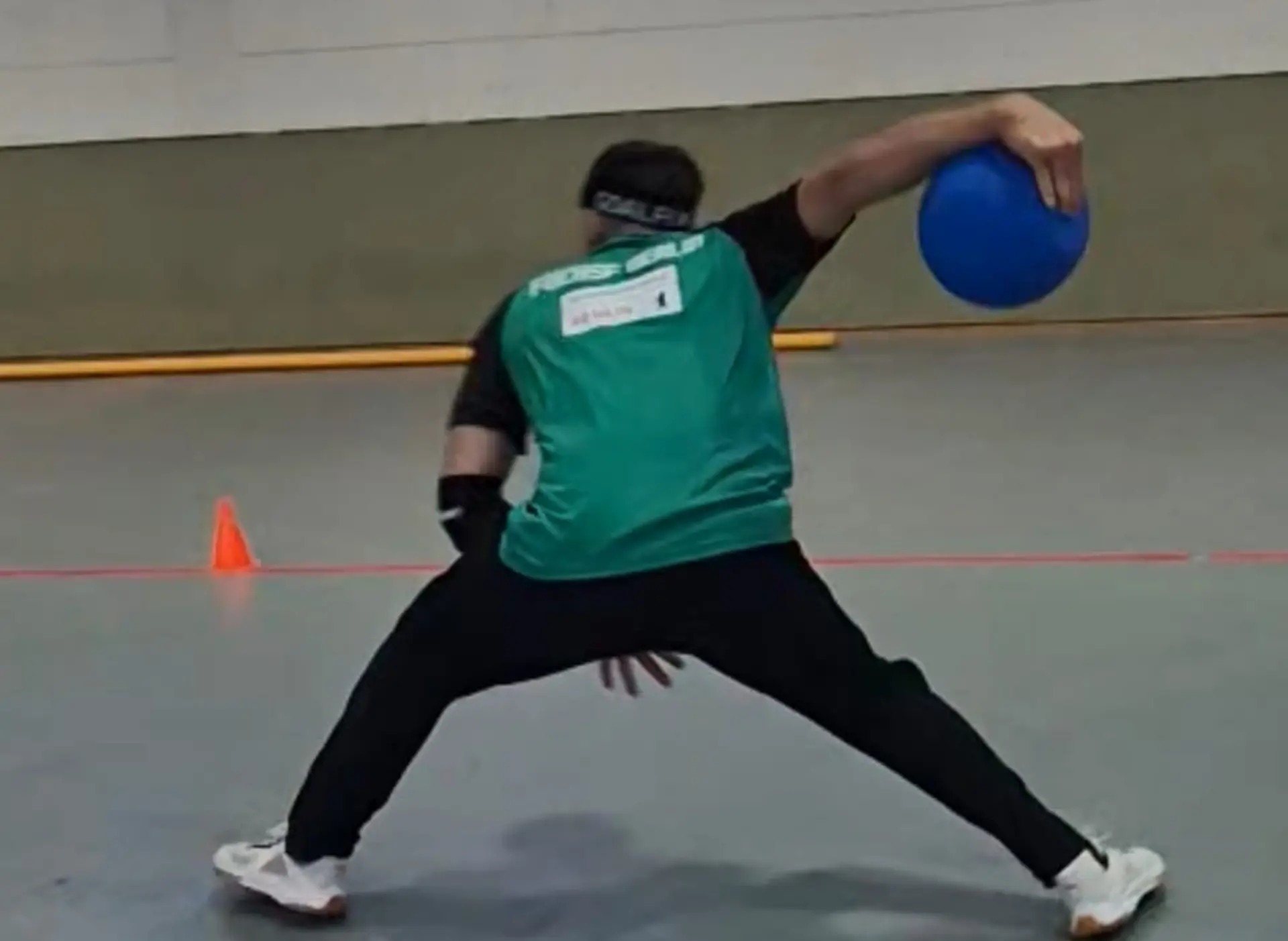Ein Goalballspieler wirft einen Ball