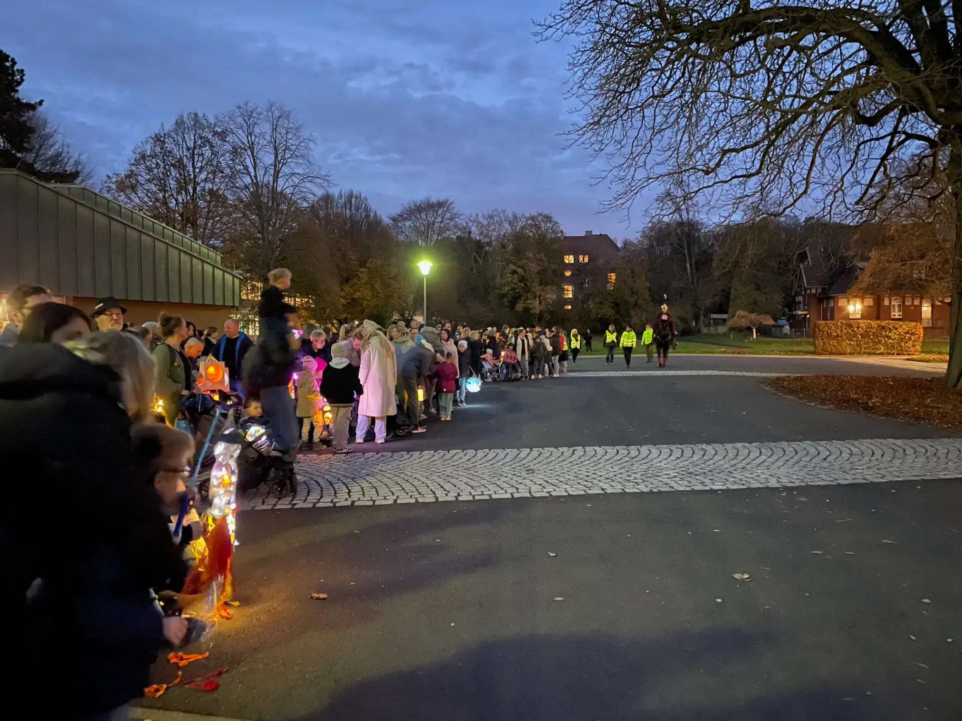 Foto von Kindern mit Laternen beim Singen