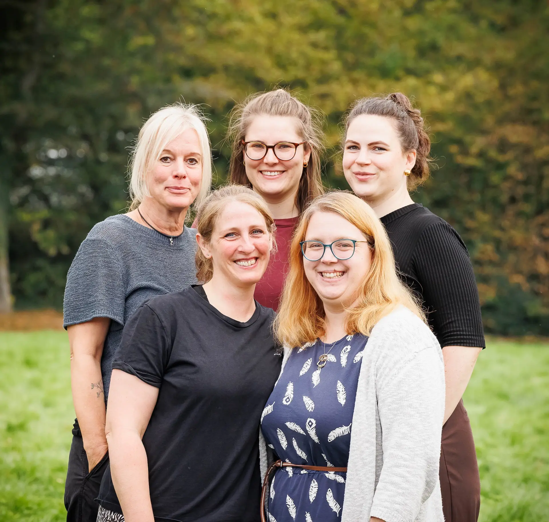 Gemeinsames Porträtfoto des fünfköpfigen UK-AT-Teams