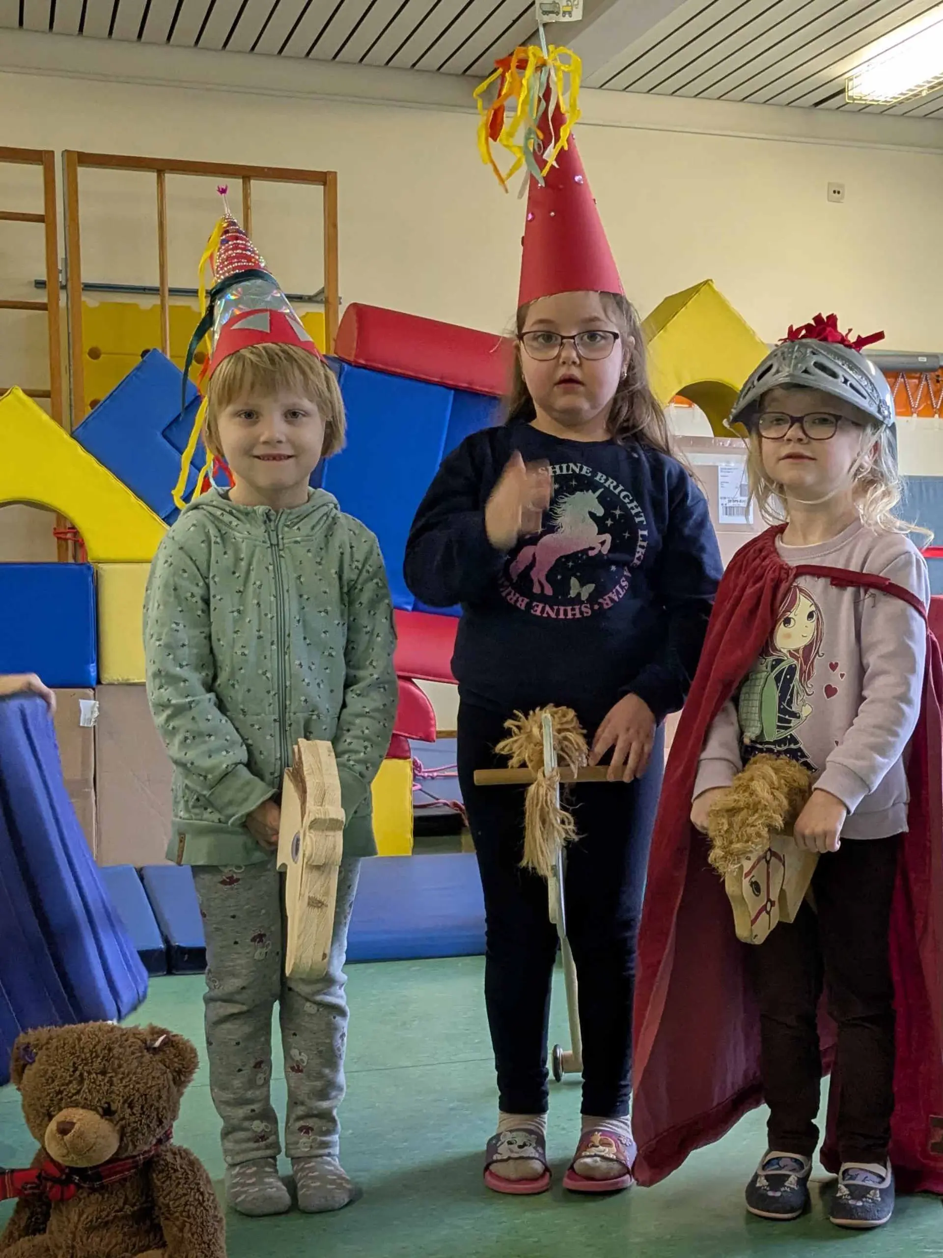 Kinder sind als Ritter und Burgfräulein verkleidet