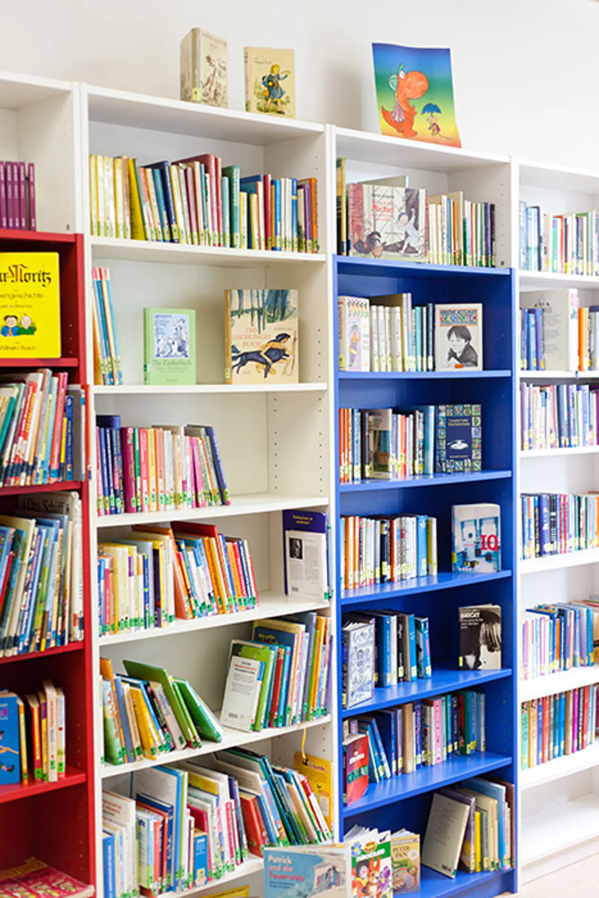 Bücherregal in der Schulbücherei