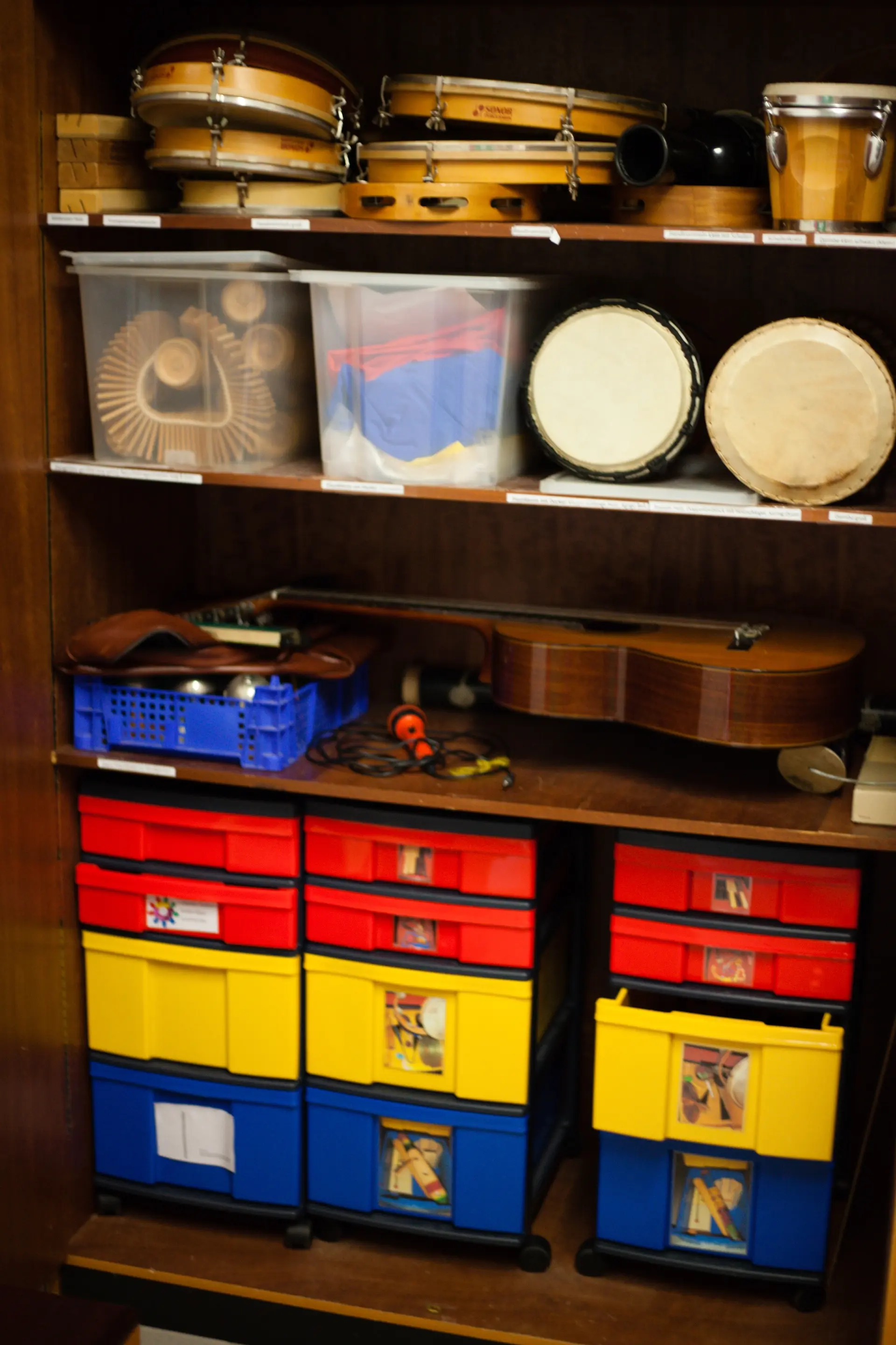 Schrank mit Instrumenten im Musikraum