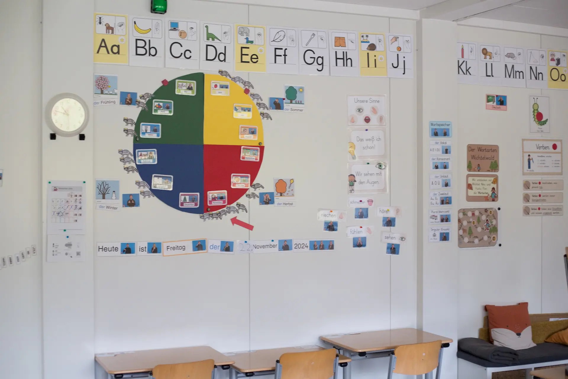 Wanddekoration der Primarstufe: Buchstaben und Worte in Gebärdensprache hängen an der Wand