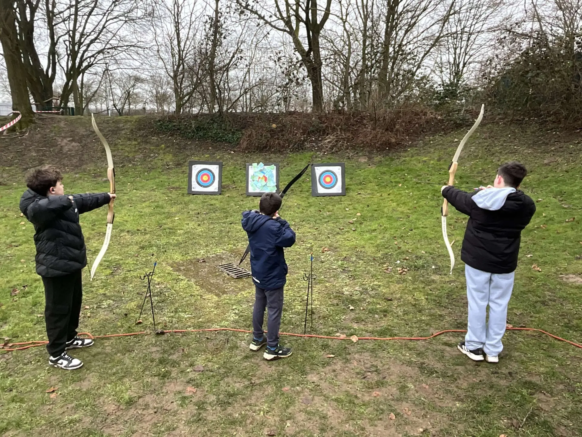 Projektwoche: Kinder beim Bogenschießen