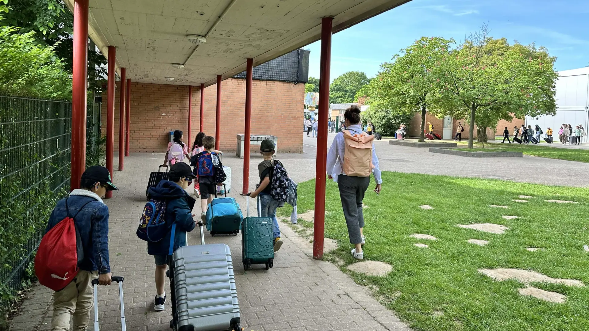 Schulfahrt: Kinder mit Gepäck auf der Hinfahrt