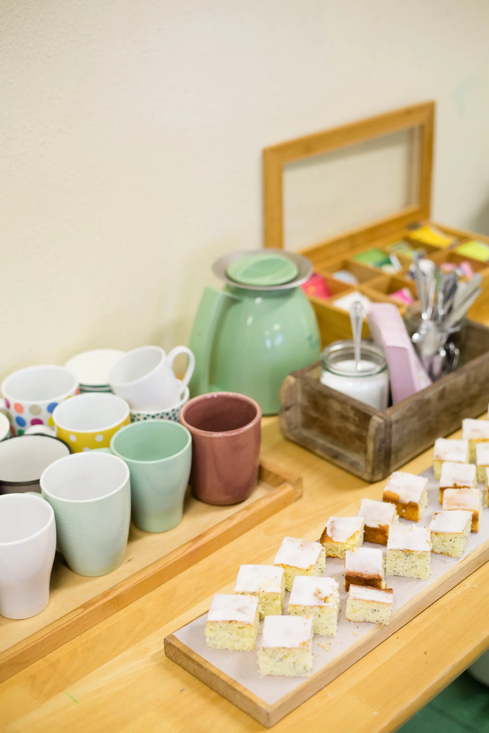 eine Kaffeekanne, Tassen und Kuchen