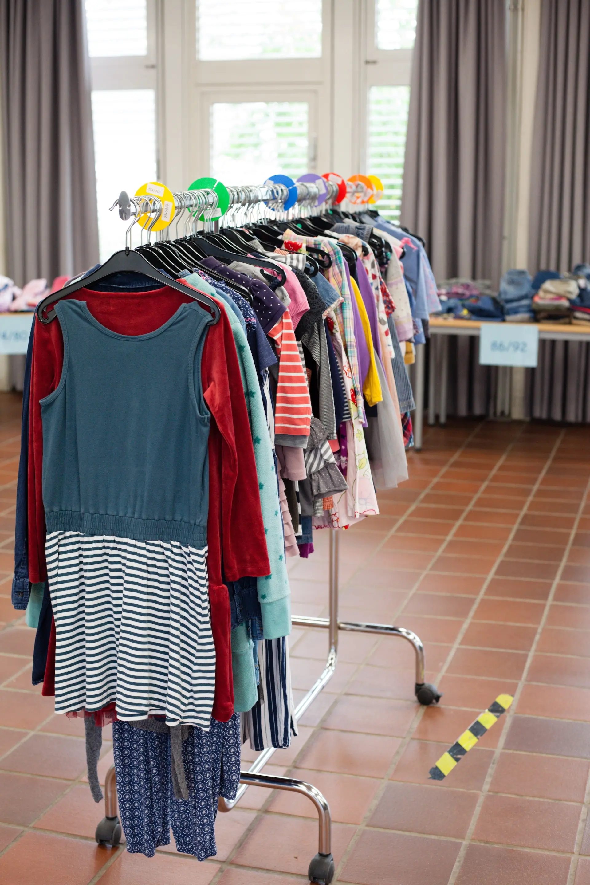 Kleiderständer mit Kleidung des Schülerunternehmens Second-Hand-Verkauf