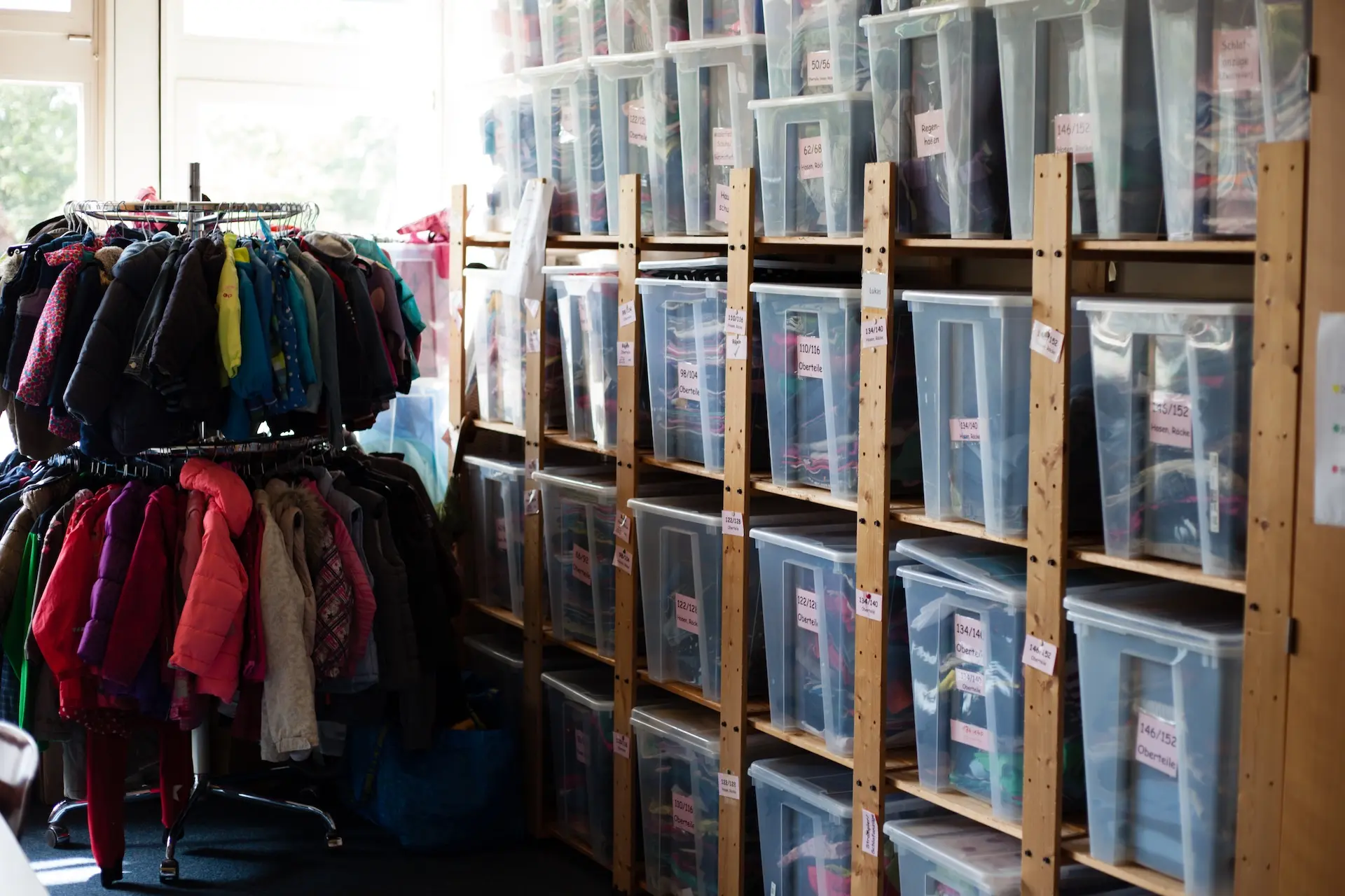 Blick ins Lager des Second-Hand-Verkaufs