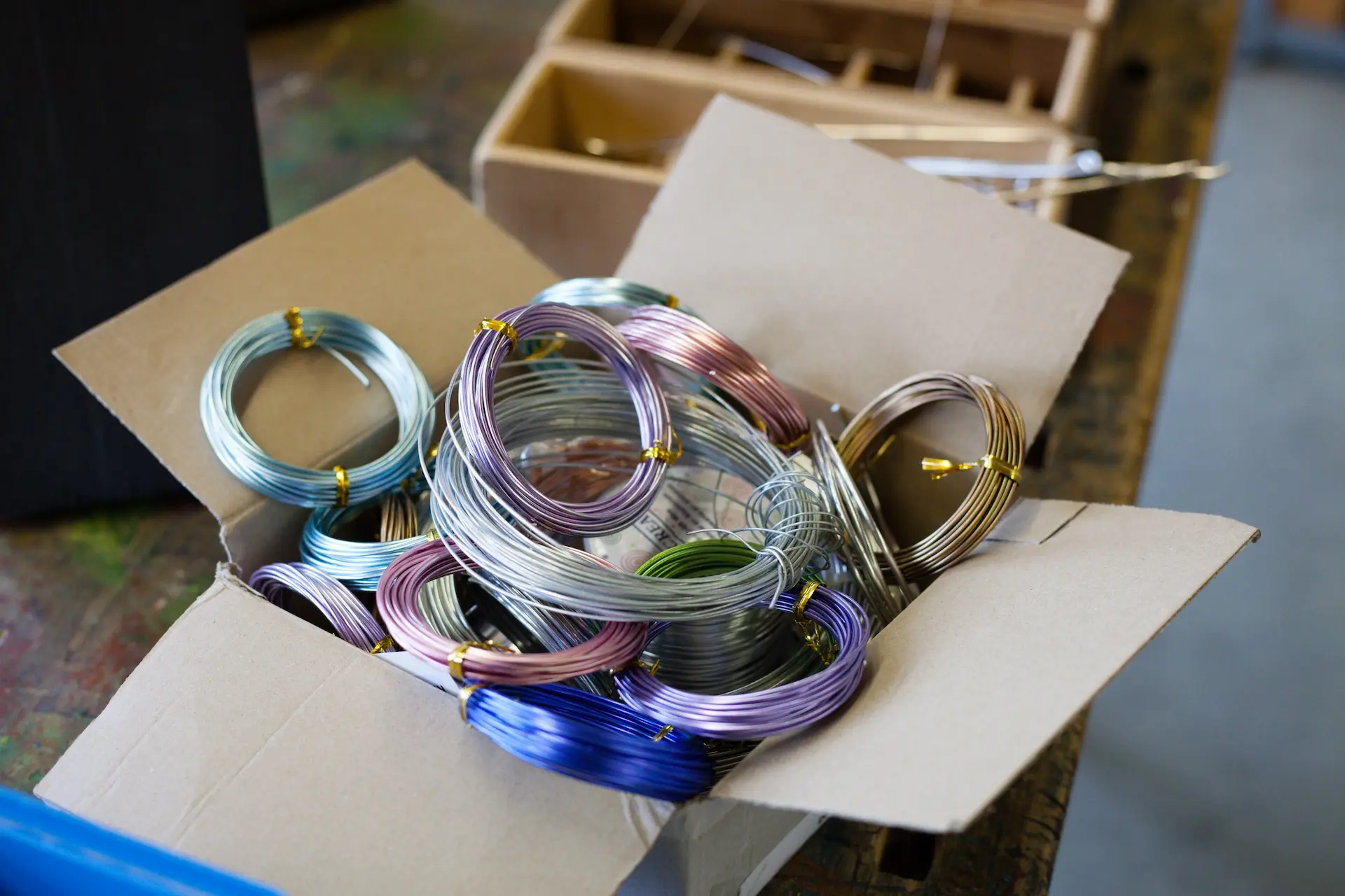 Kiste mit verschiedenen Drahtrollen zum Fertigen von Schmuck
