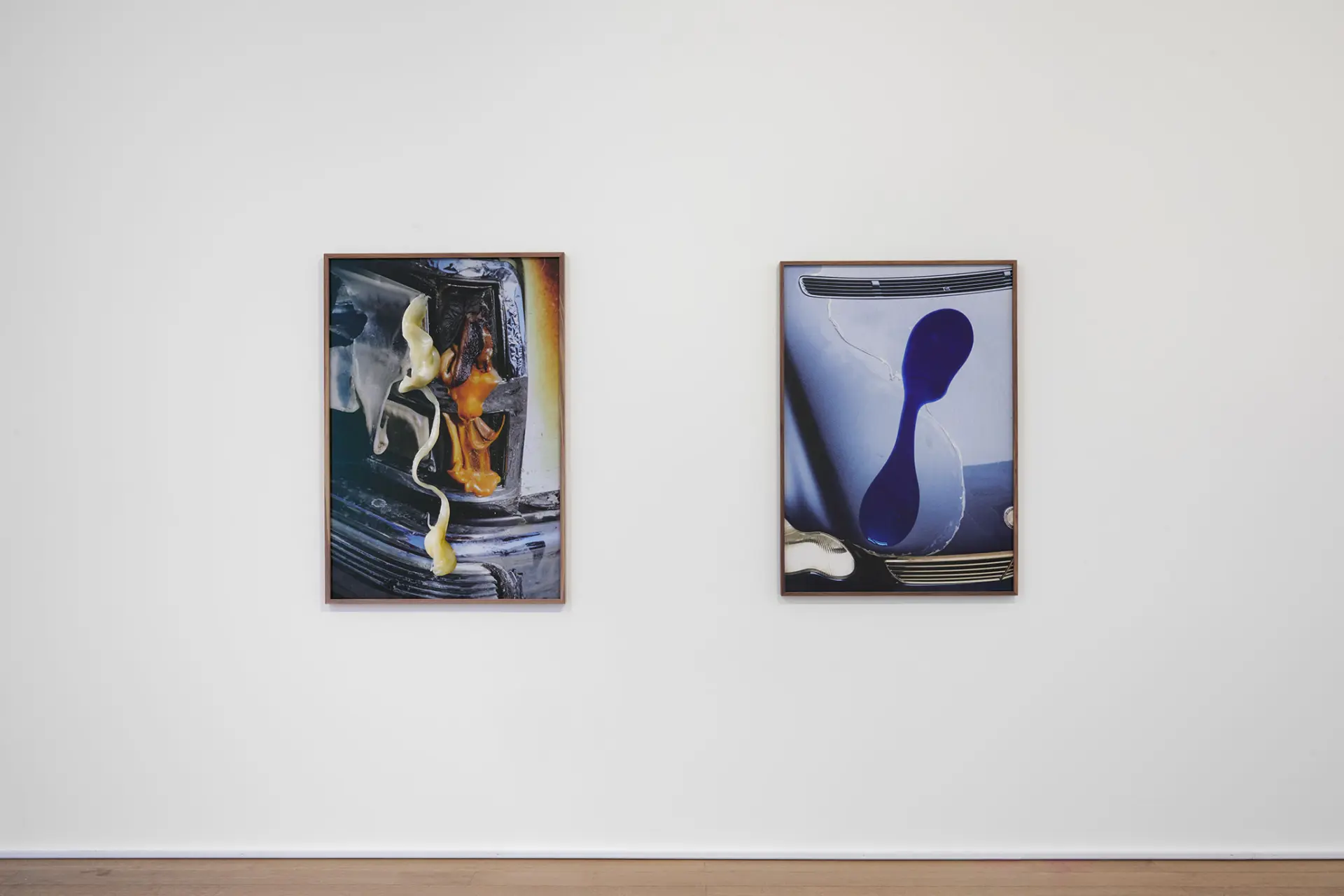 Installationsansicht mit "Burning Sun II (Pictures on a Screen)" und "Burning Sun IV (Pictures on a Screen)"