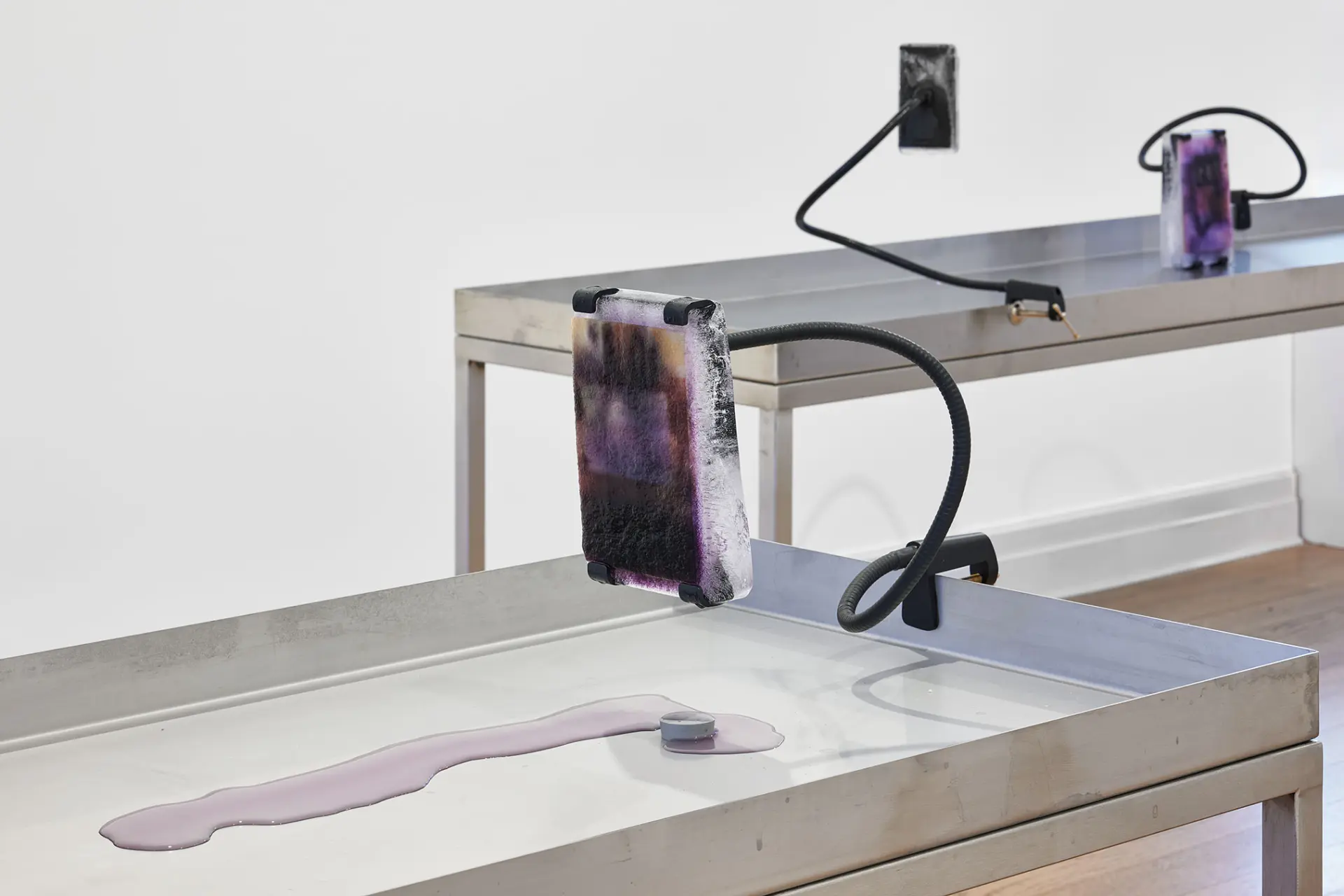 In Eisblöcke eingefrorene Fotos schmelzen in Aluminium-Wannen ab