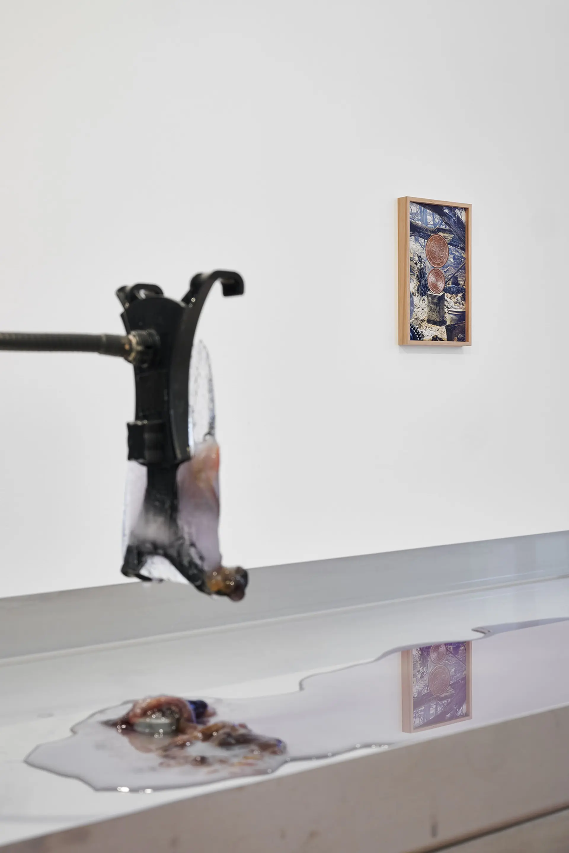 Ausstellungsansicht mit "Speicher" und "Burning Sun V (Pictures on a Screen)"