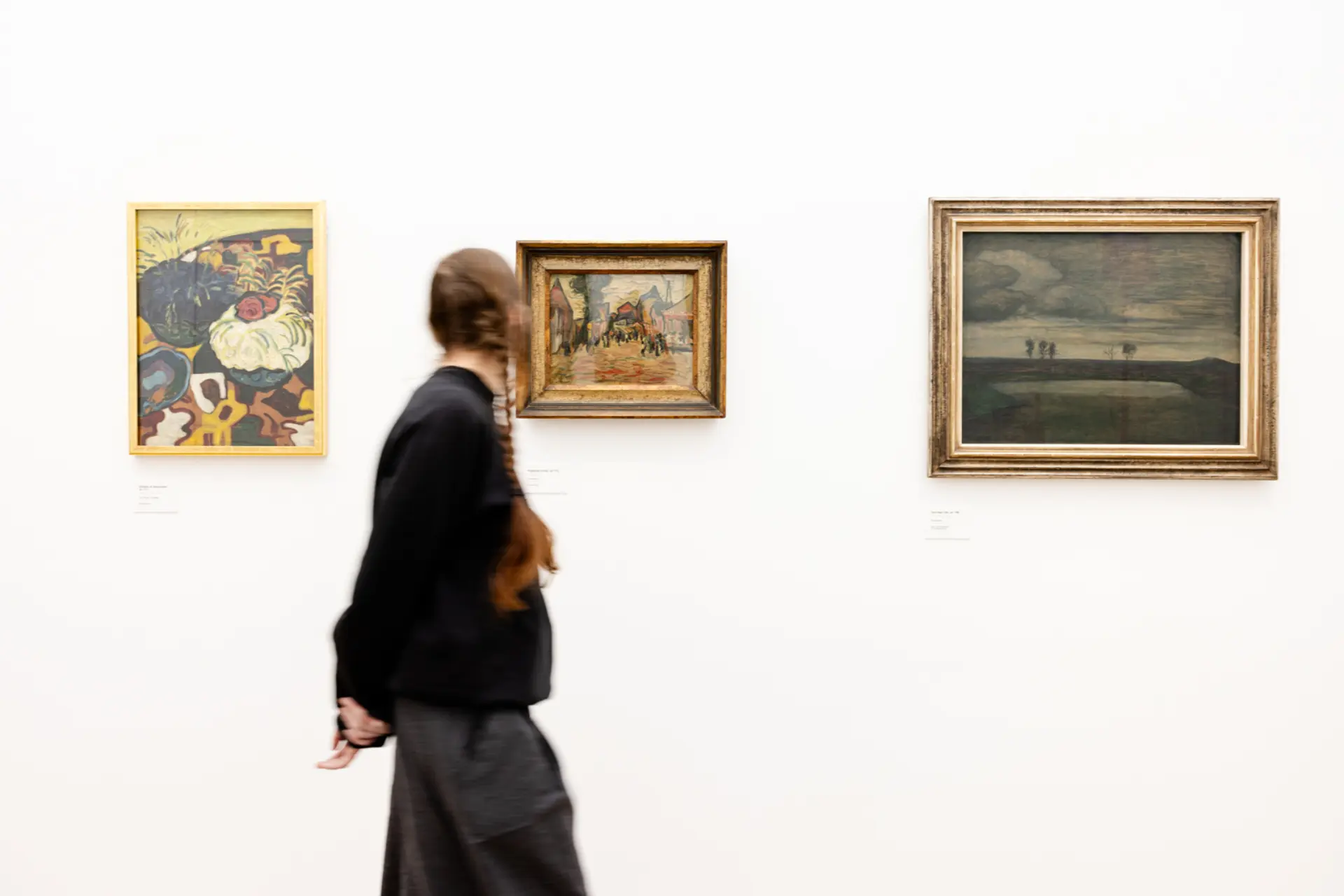 Seiteneingang für Rollstuhlnutzer*innen mit geöffneter Tür und automatischer Türöffnung