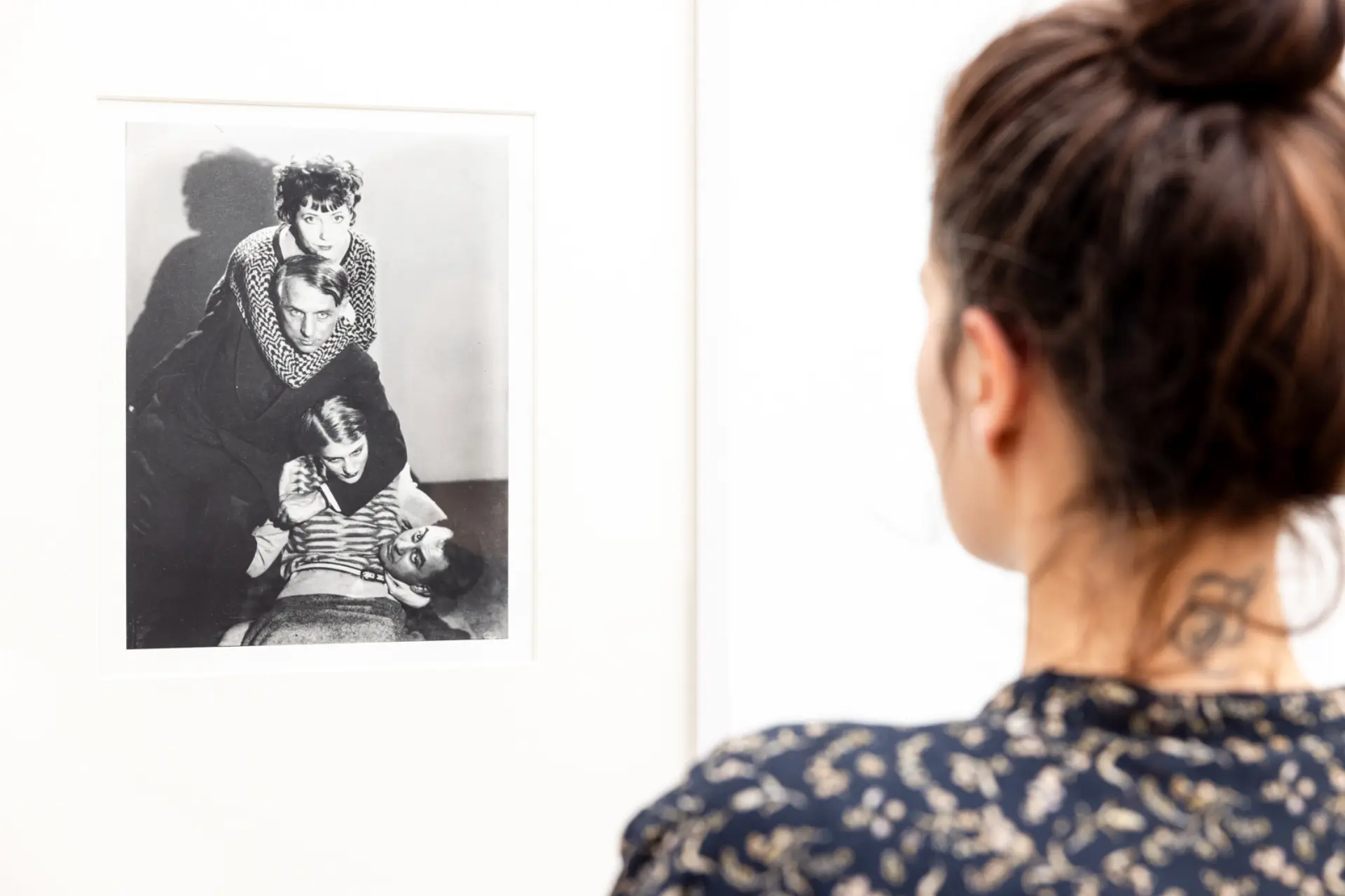 Person vor Kunstwerk von Max Ernst