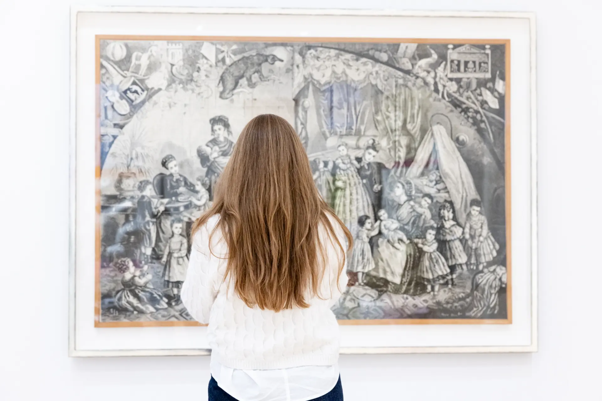 Person vor großformatiger Collage