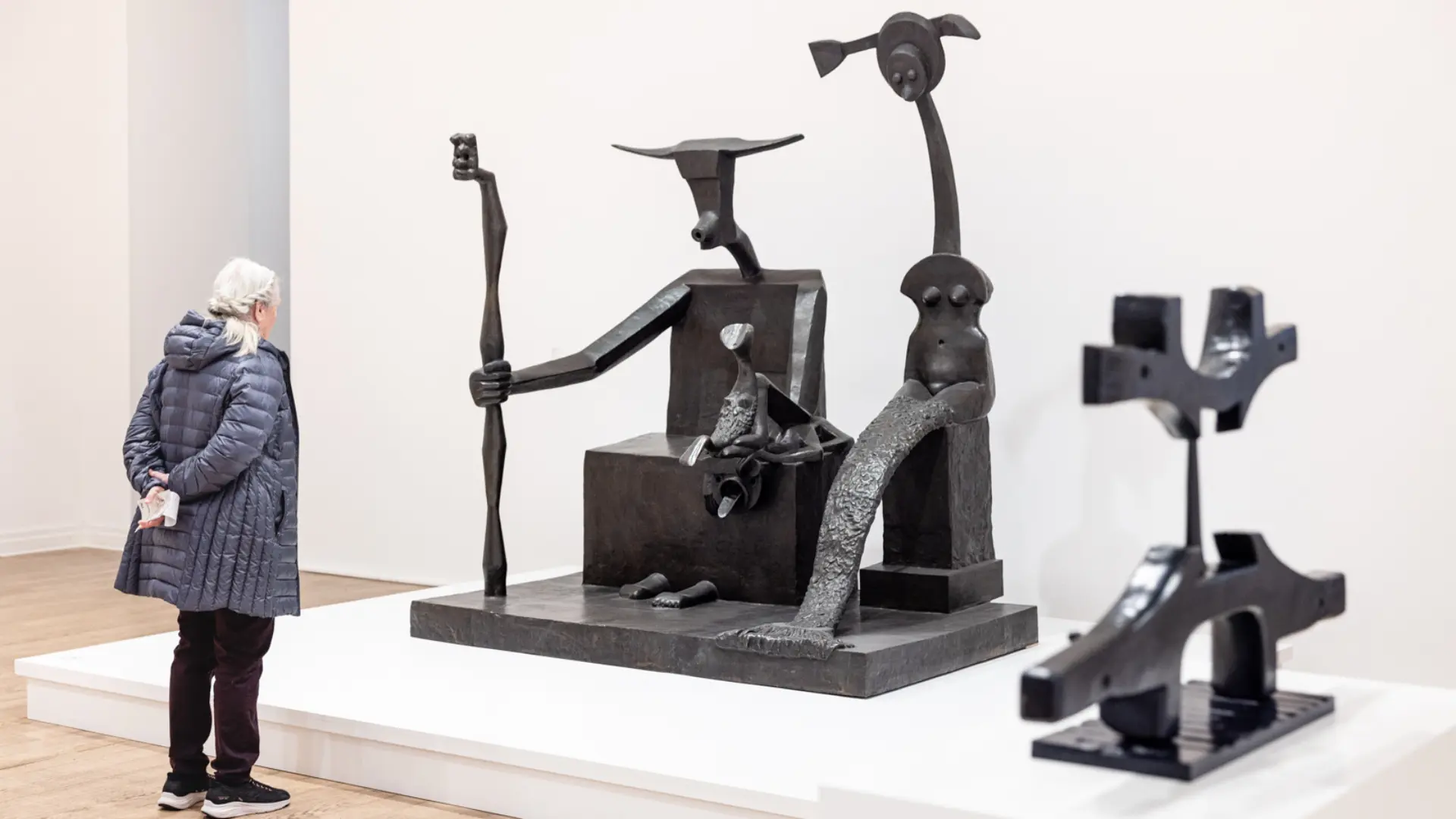 Einblick in die Dauerausstellung mit künstlerischen Interventionen