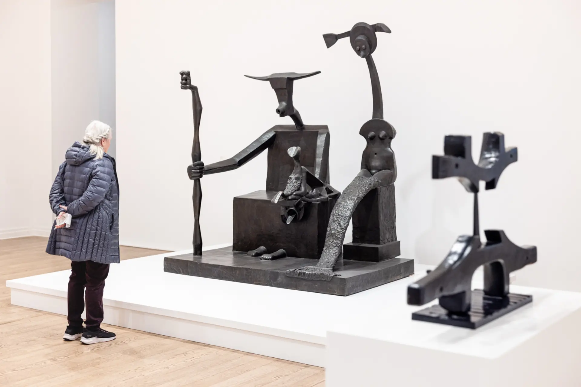 Frau schaut sich Skulptur Capricorne an