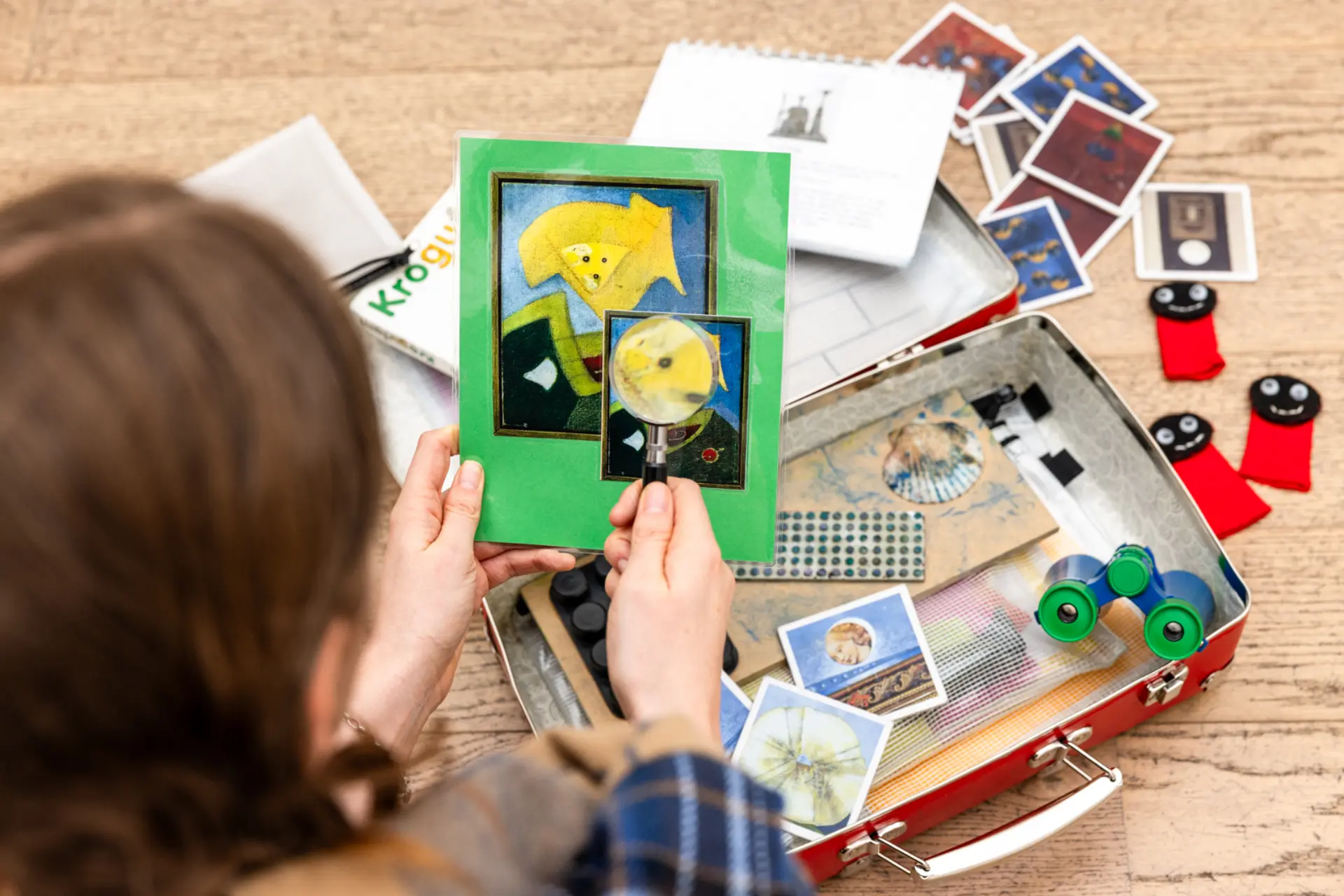 Person scannt mit Handy einen QR-Code an einem Kunstwerk