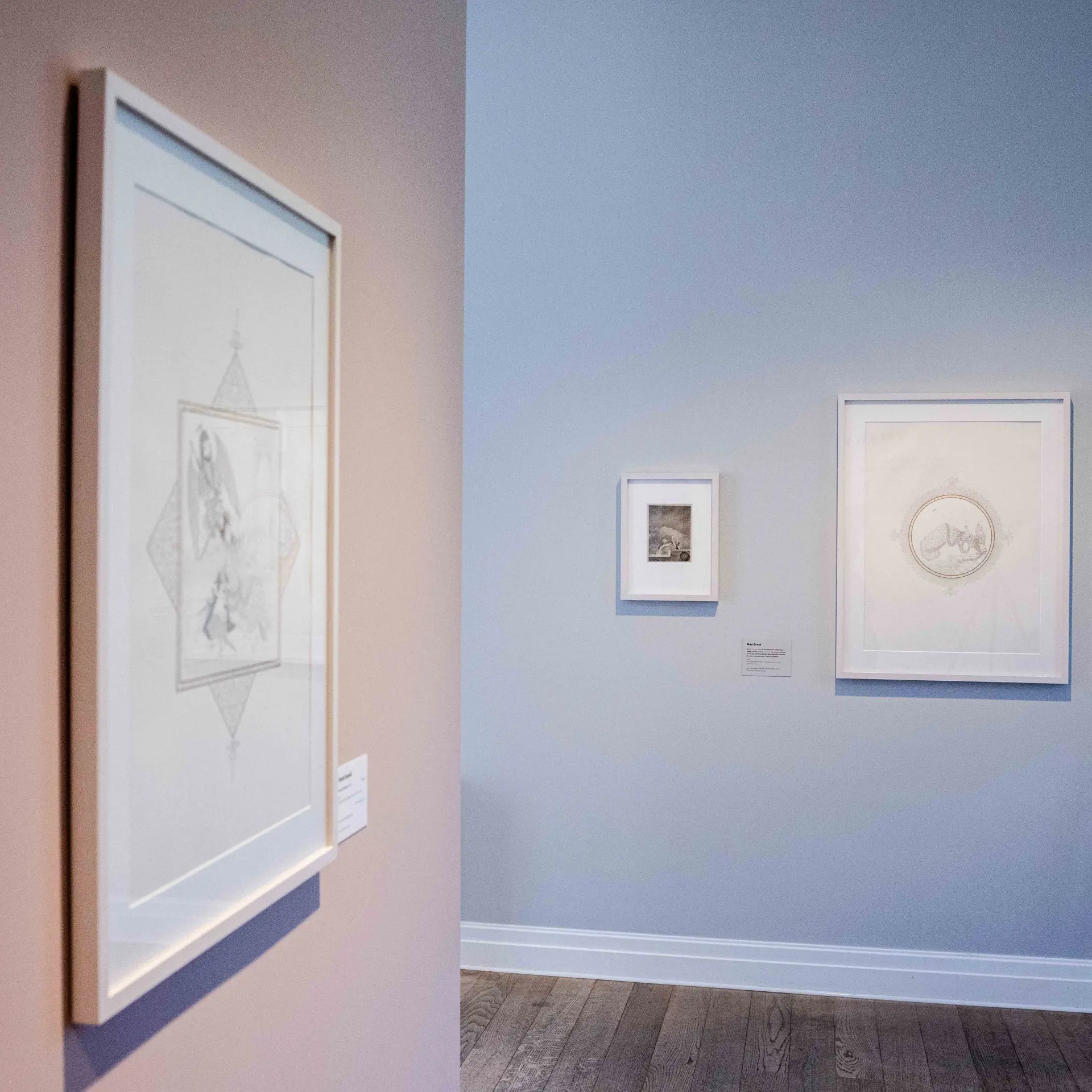 Ausstellungsansicht mit Fokus auf ein sehr detaillieres Kunstwerk mit einer Frau in der Mitte eines Medaillons