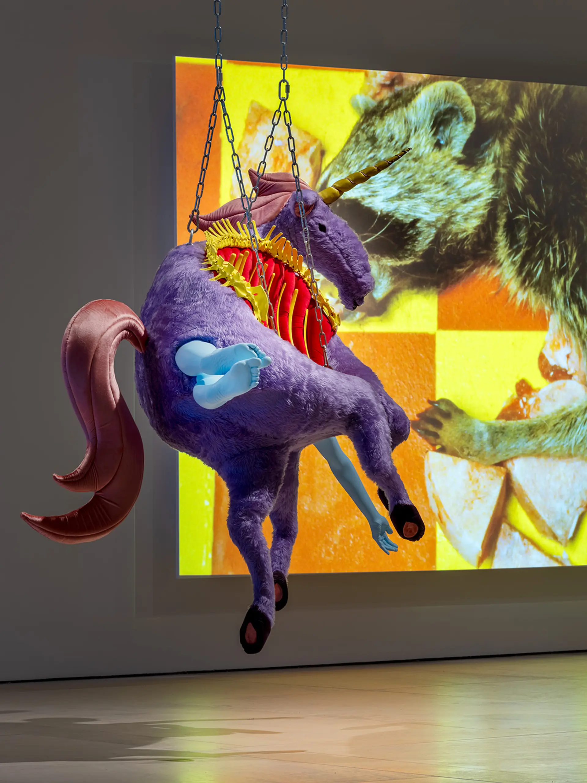 Installationsansicht mit Plüsch-Skulptur 