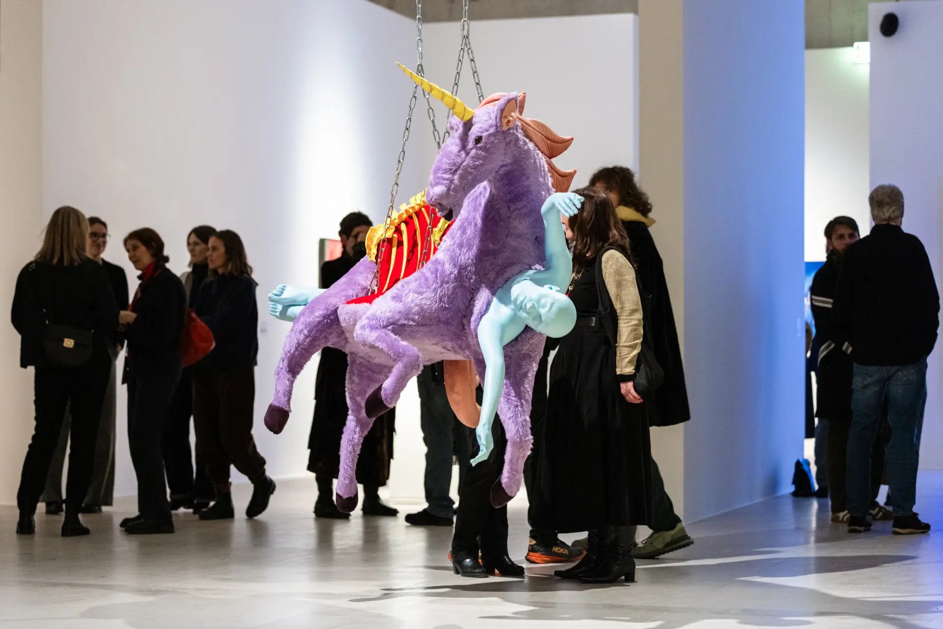 Eine Gruppe von Besucher*innen in der Ausstellung