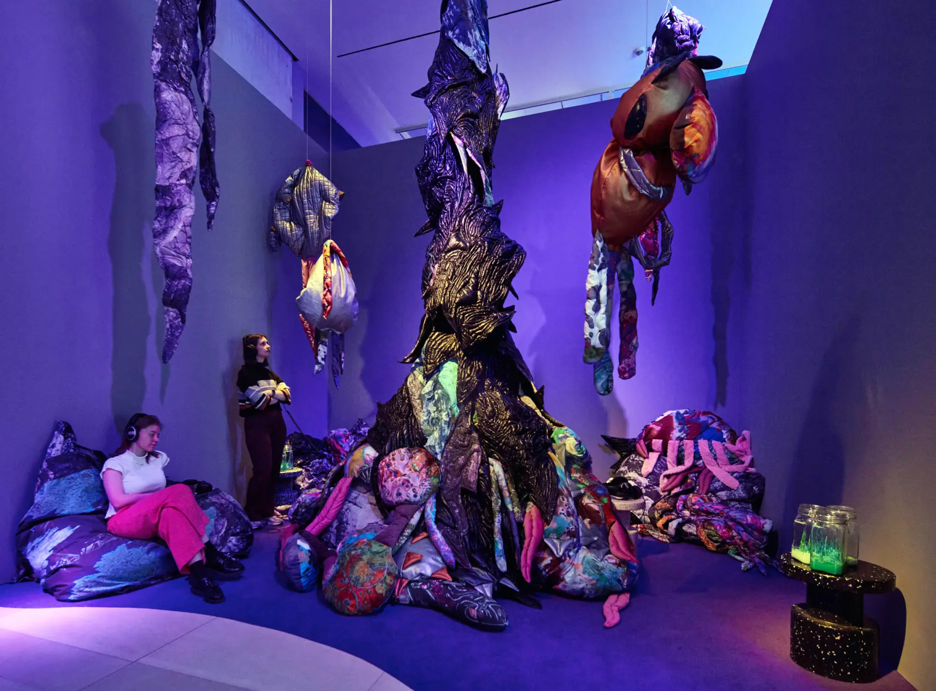 Besucherinnen in einer textilen Rauminstallation.