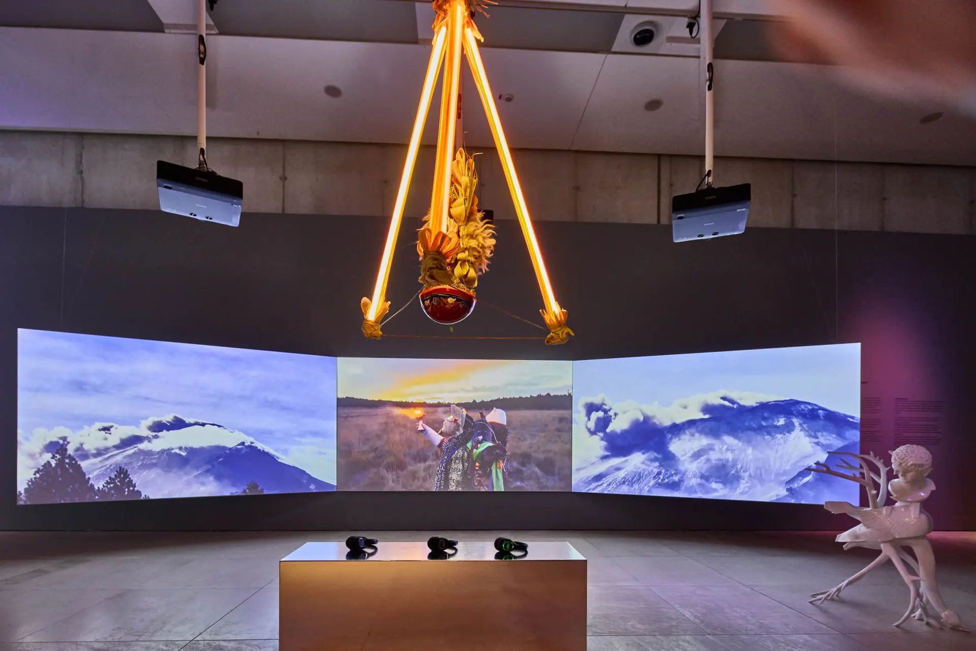 Ausstellungsansicht mit Blick auf Videoarbeit und Plastiken.