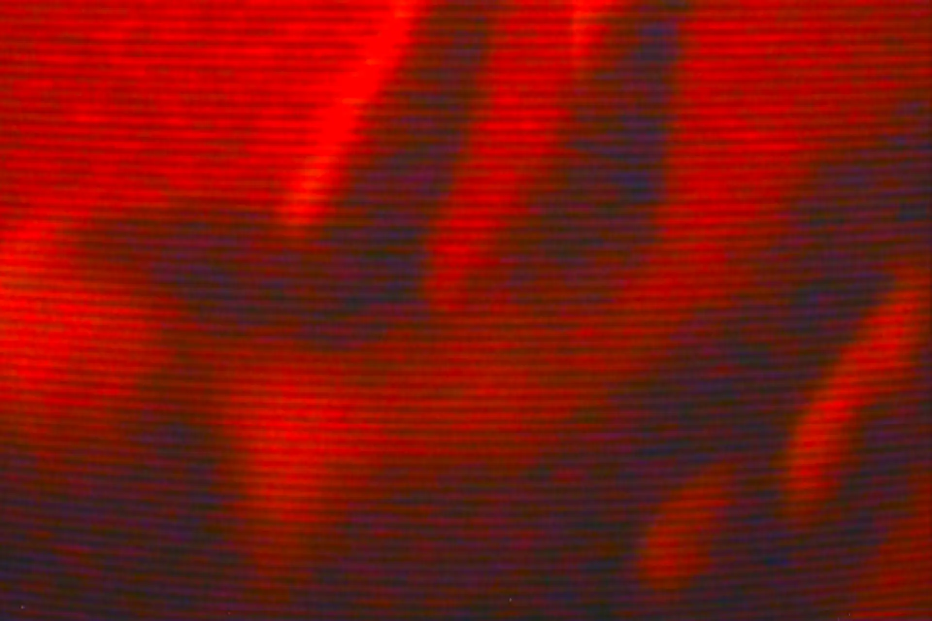 Eine Hand auf schwarz-roter Fläche