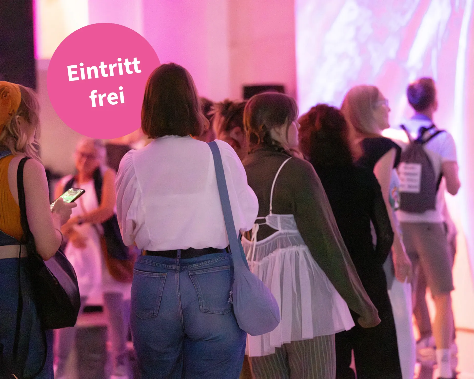 Besucherinnen und Besucher im Max Ernst Museum