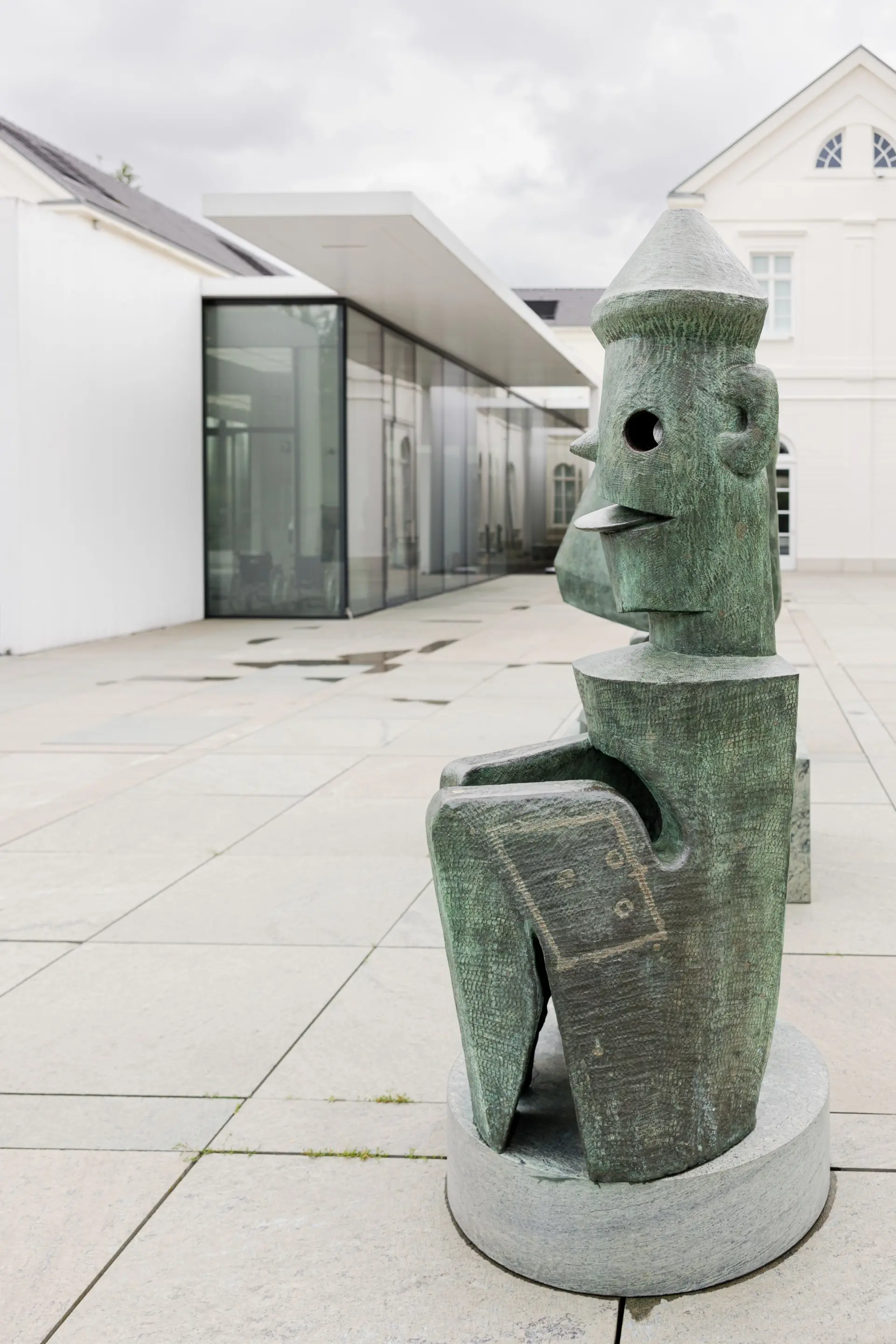 Frau schaut sich Skulptur Capricorne an