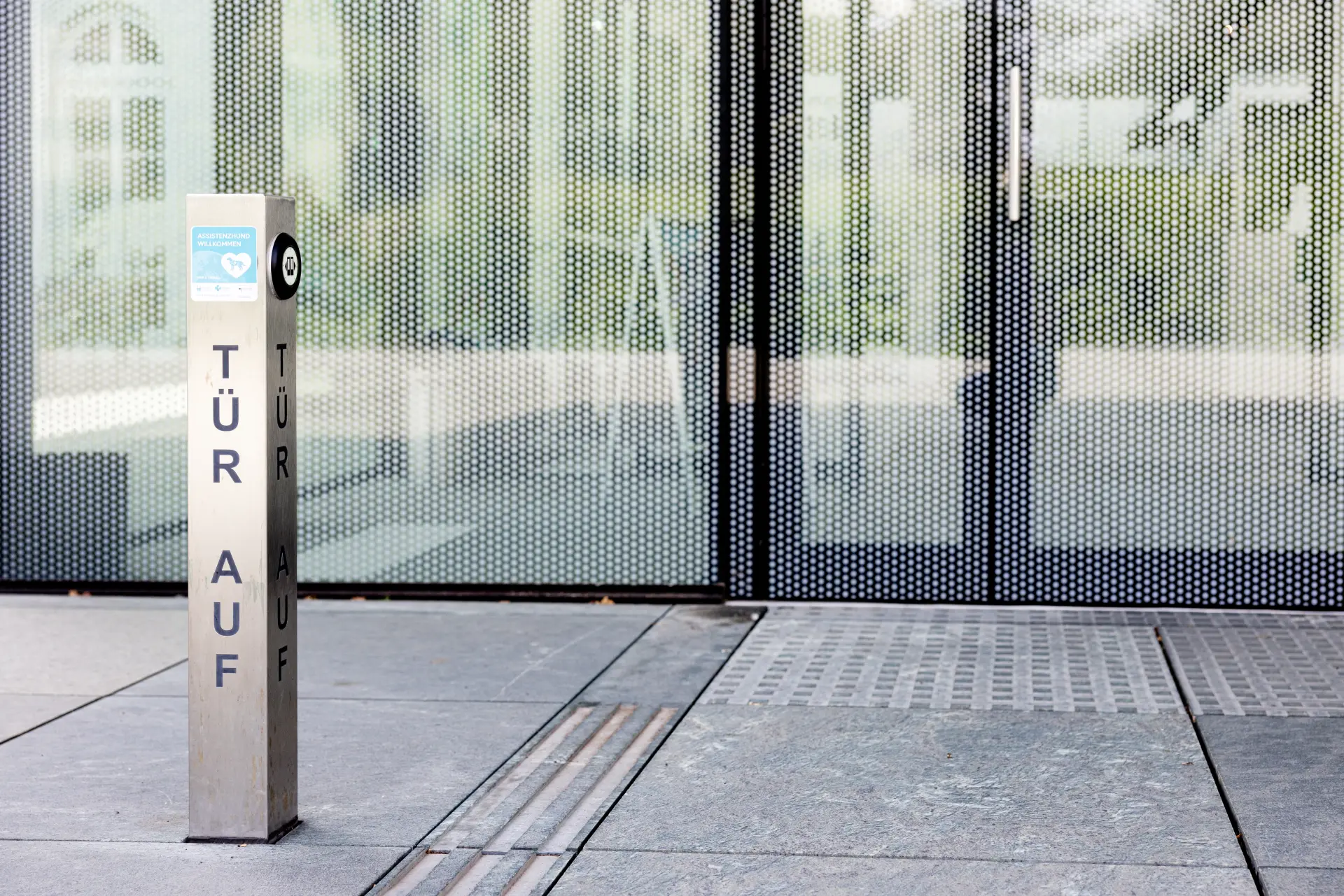 Museumseingang mit taktilem Bodenleitsystem und automatischer Türöffnung