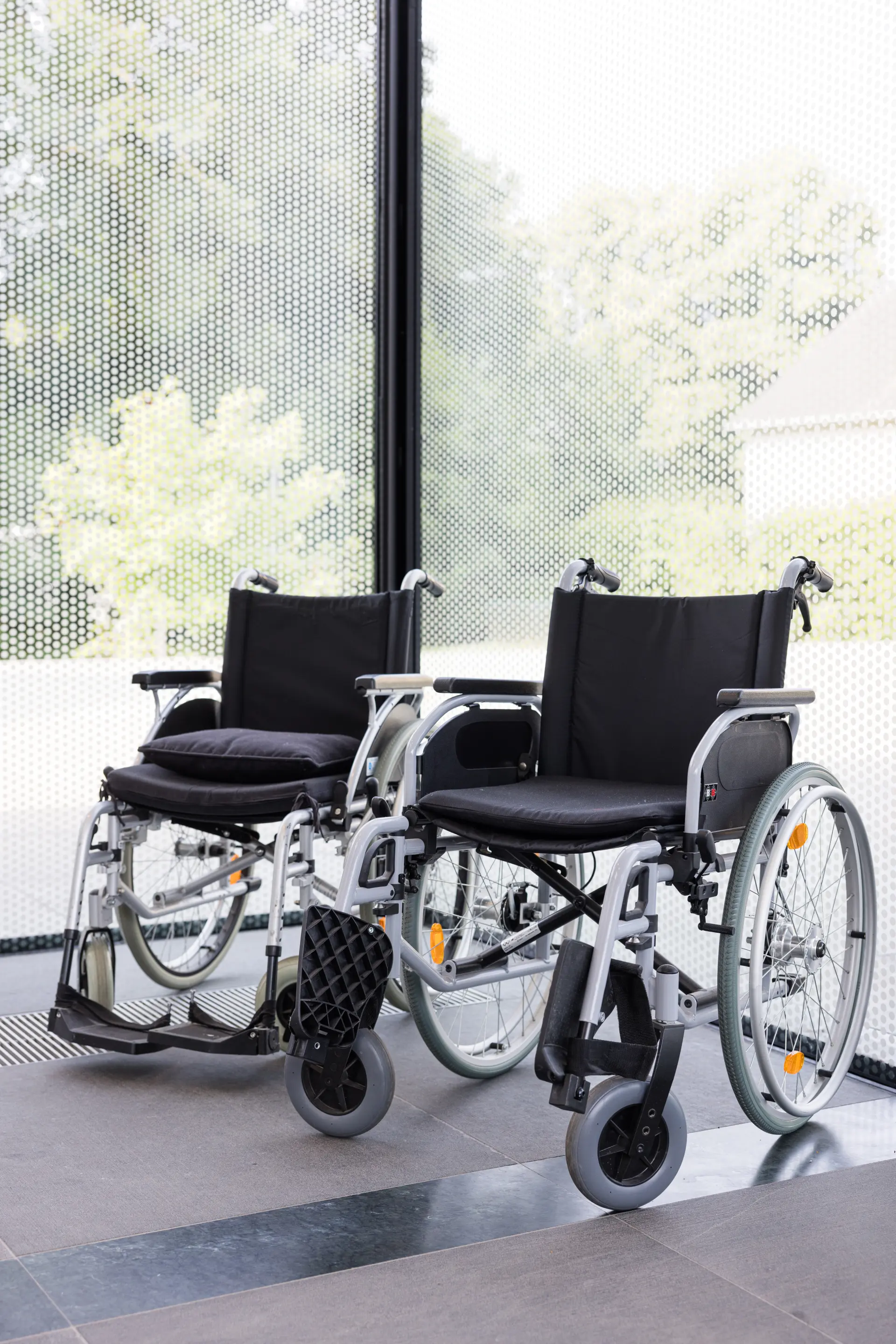 Seiteneingang für Rollstuhlnutzer*innen mit geöffneter Tür und automatischer Türöffnung