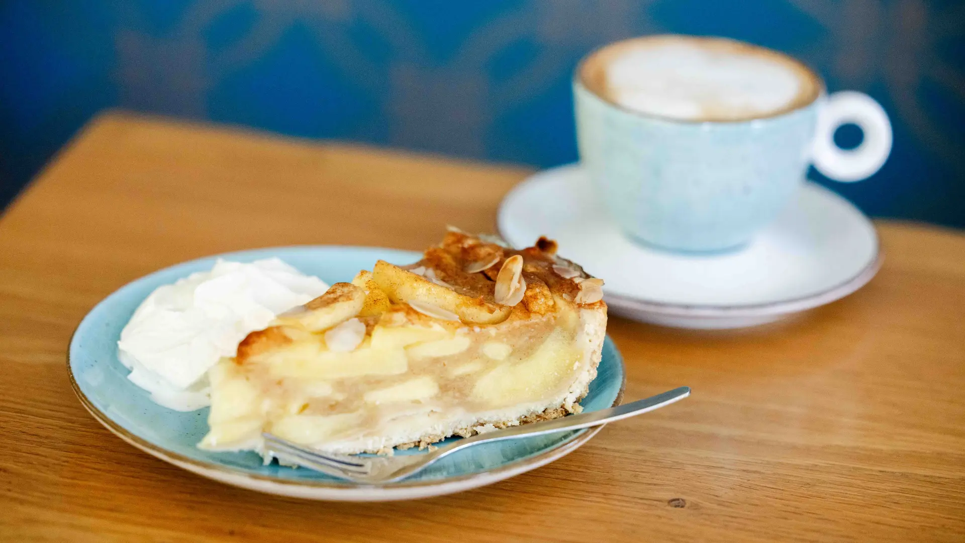 Zwei Frauen schauen sich neugierig Gadgets im Museumsshop an