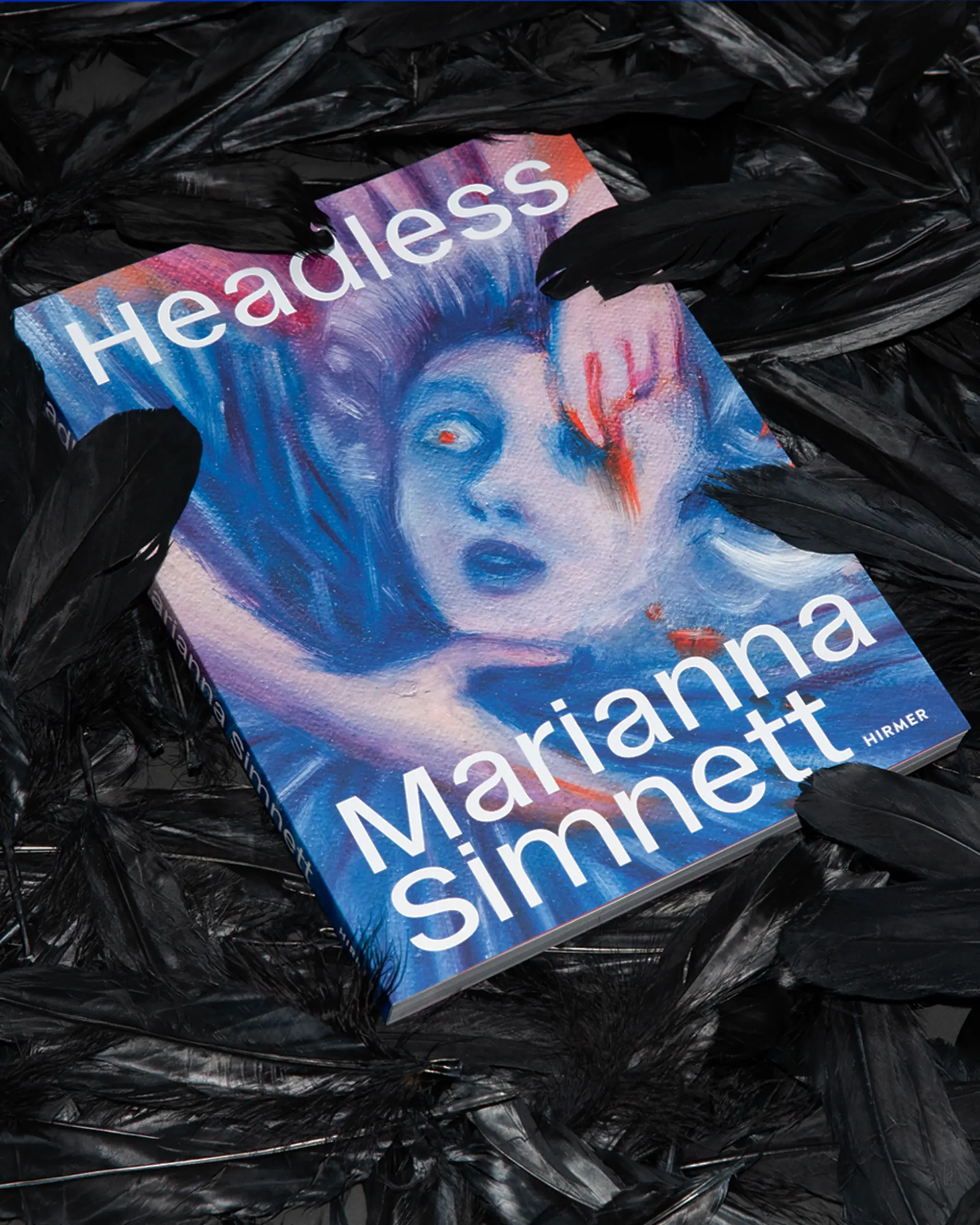 Cover des Ausstellungskatalogs auf blauem Hintergrund