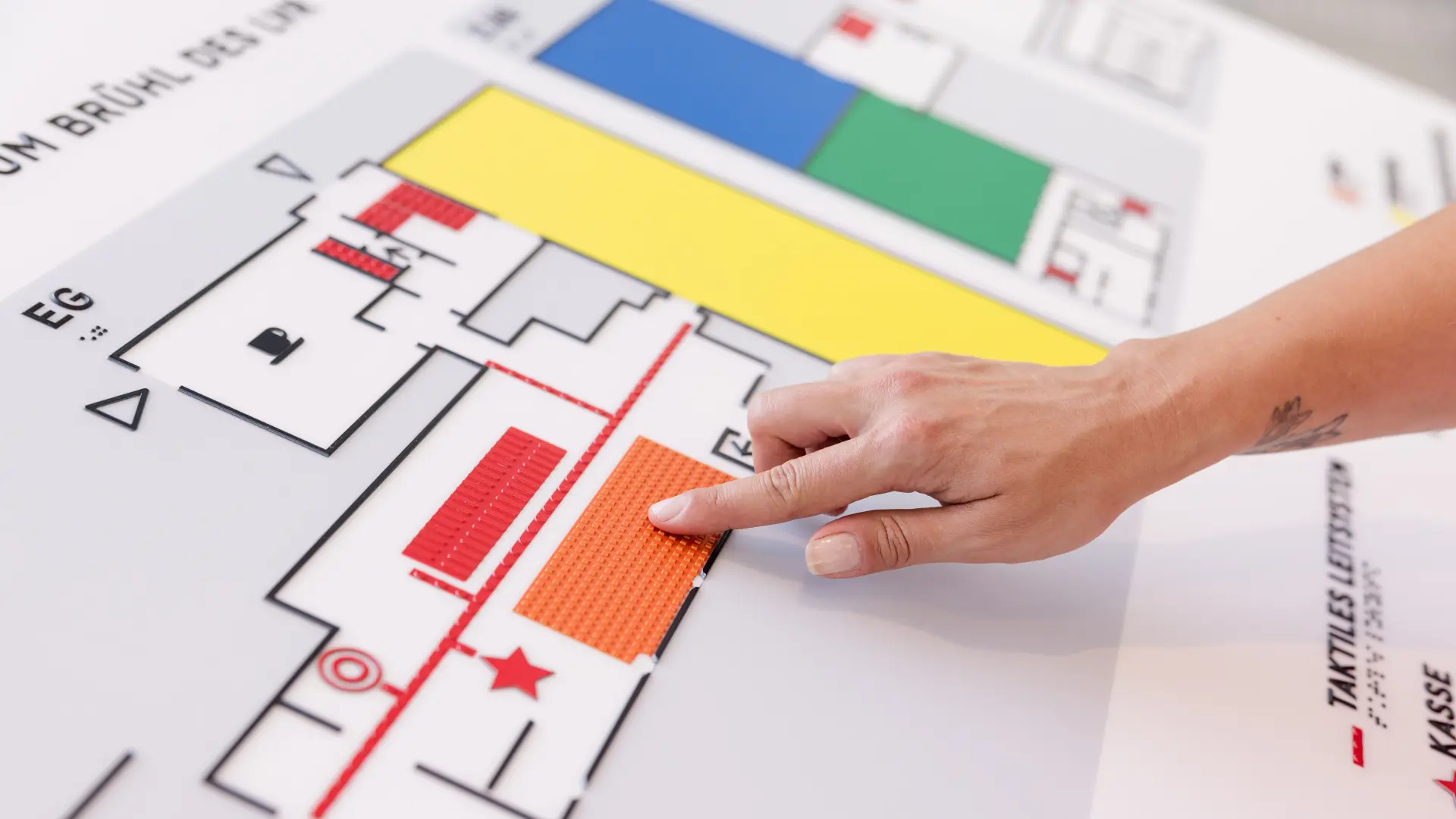 Weg zum Seiteneingang für Rollstuhlfahrer*innen