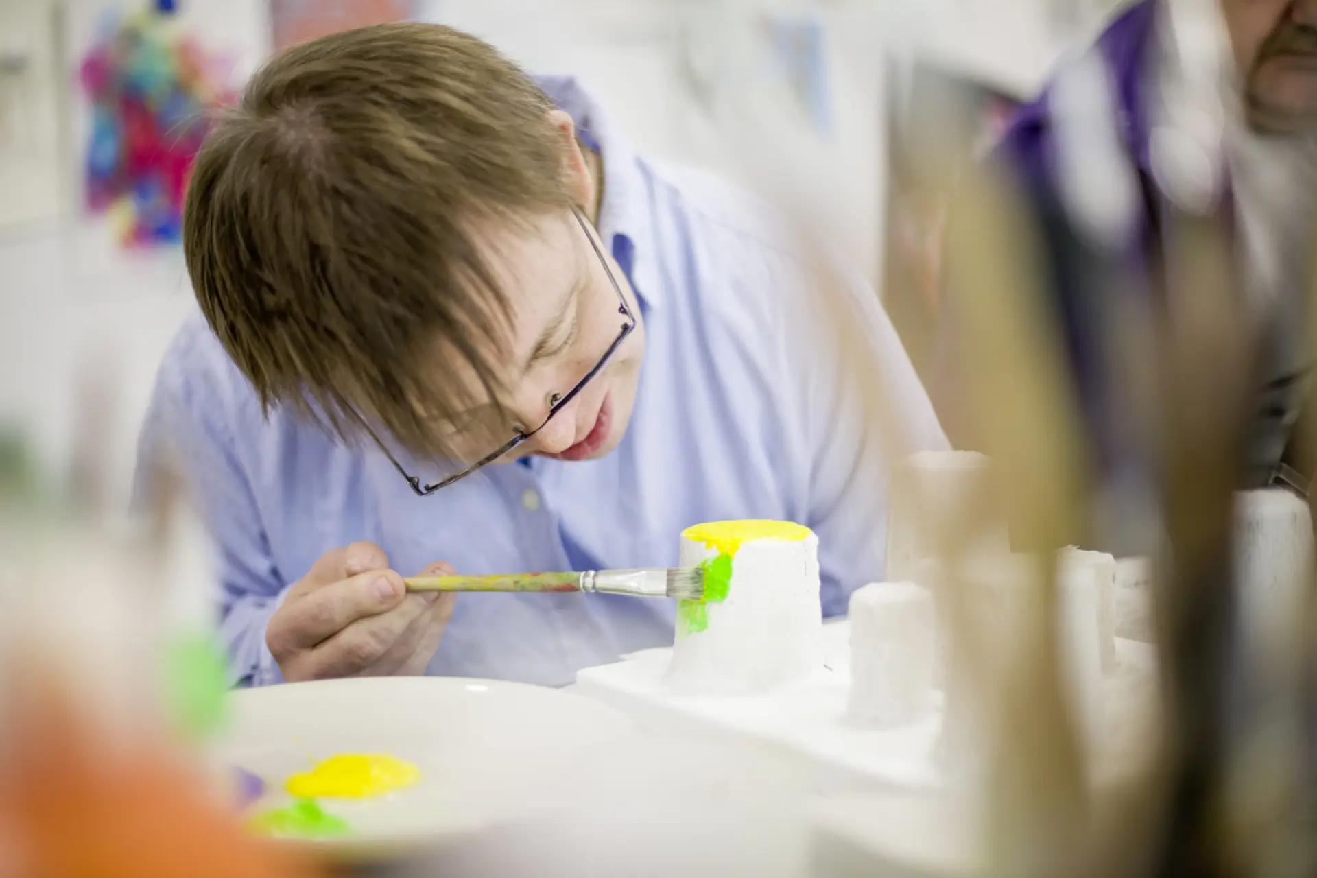 Seiteneingang für Rollstuhlnutzer*innen mit geöffneter Tür und automatischer Türöffnung