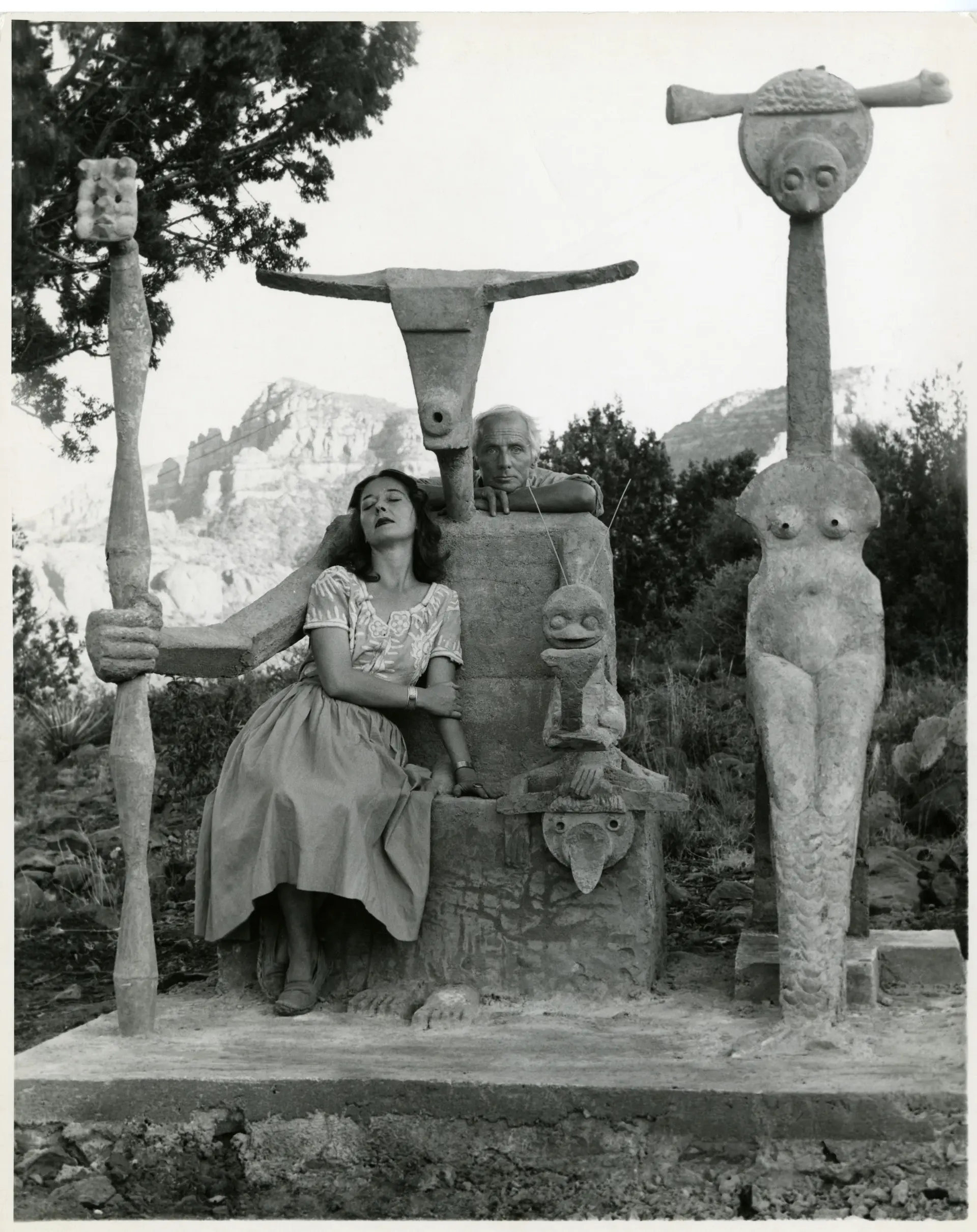 Dorothea Tanning und Max Ernst vor einer Skulptur