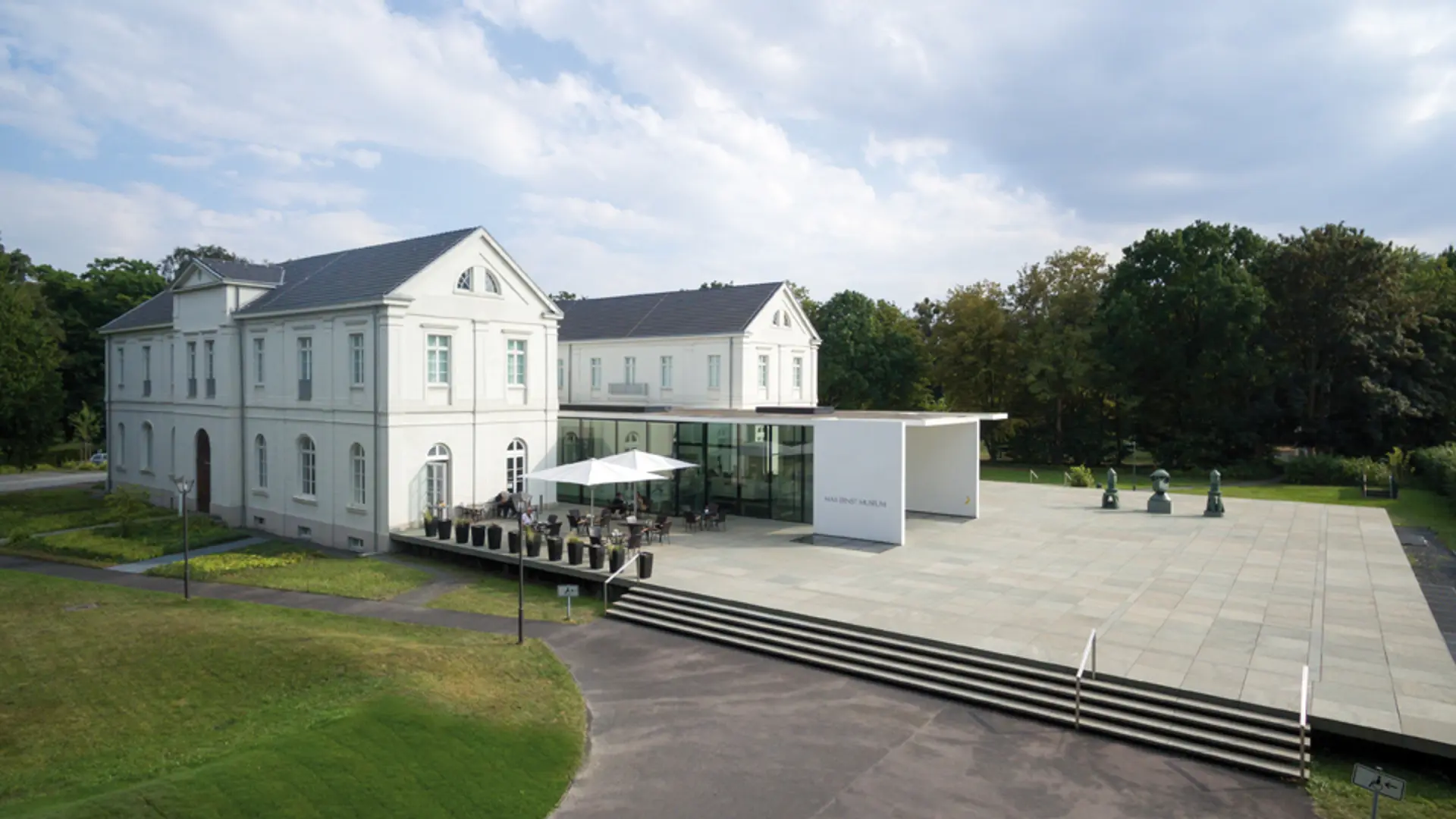 Luftbildaufnahme des Museums an einem sonnigen Tag