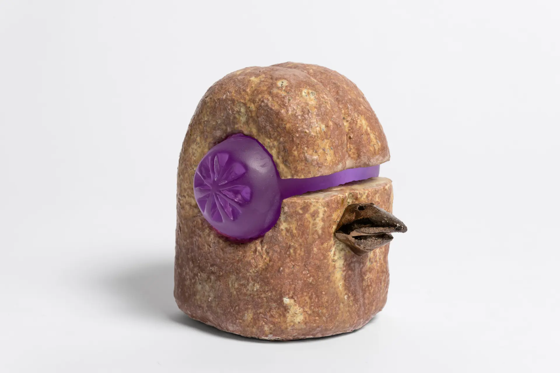 Skulptur eines Vogelkopfs