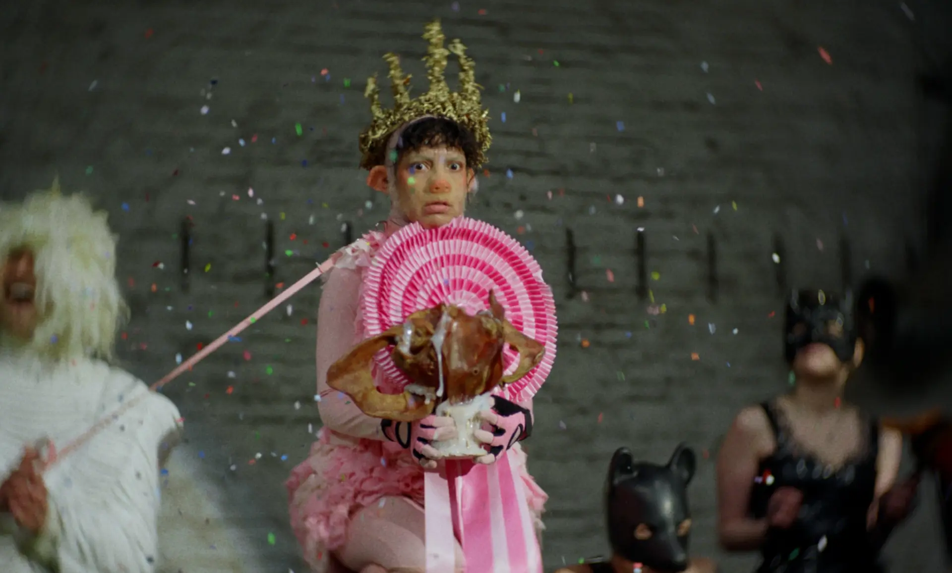 Filmstill eines fabelhaften Wesens, das weinend in die Kamera schaut