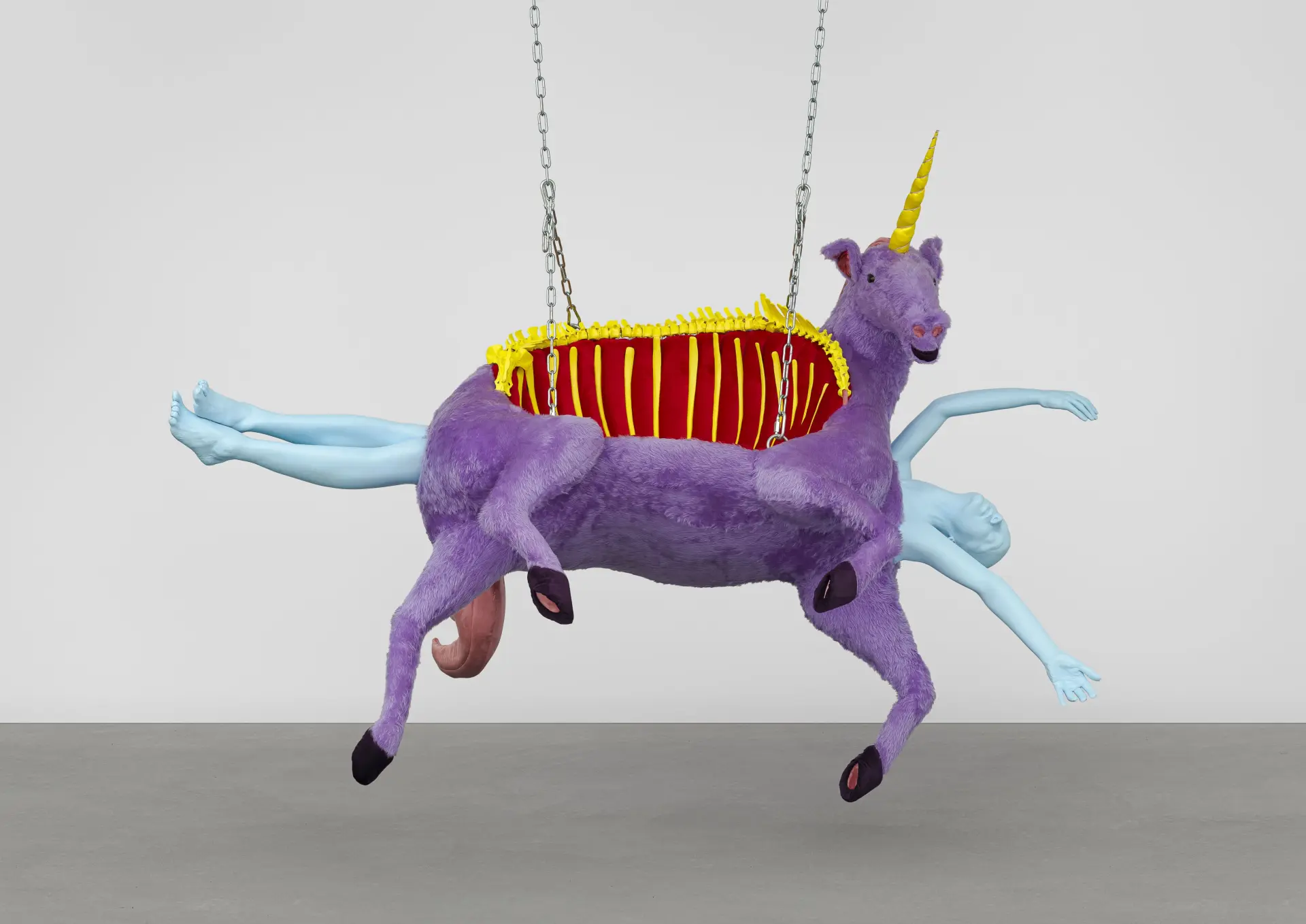 Skulptur eines lilafarbenen Plüsch-Einhorns mit offener Wunde