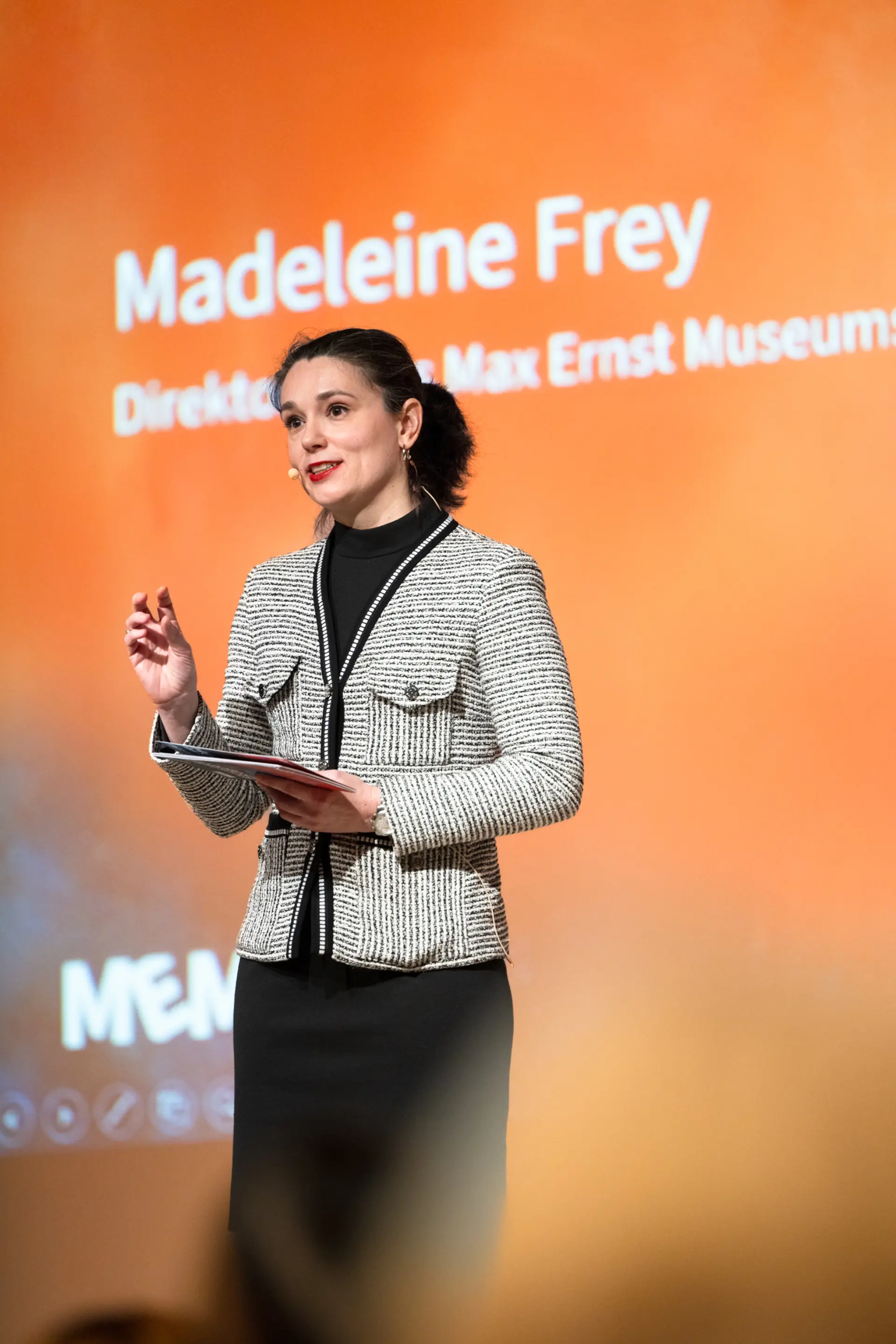 Direktorin Madeleine Frey hält eine Rede auf einer Bühne