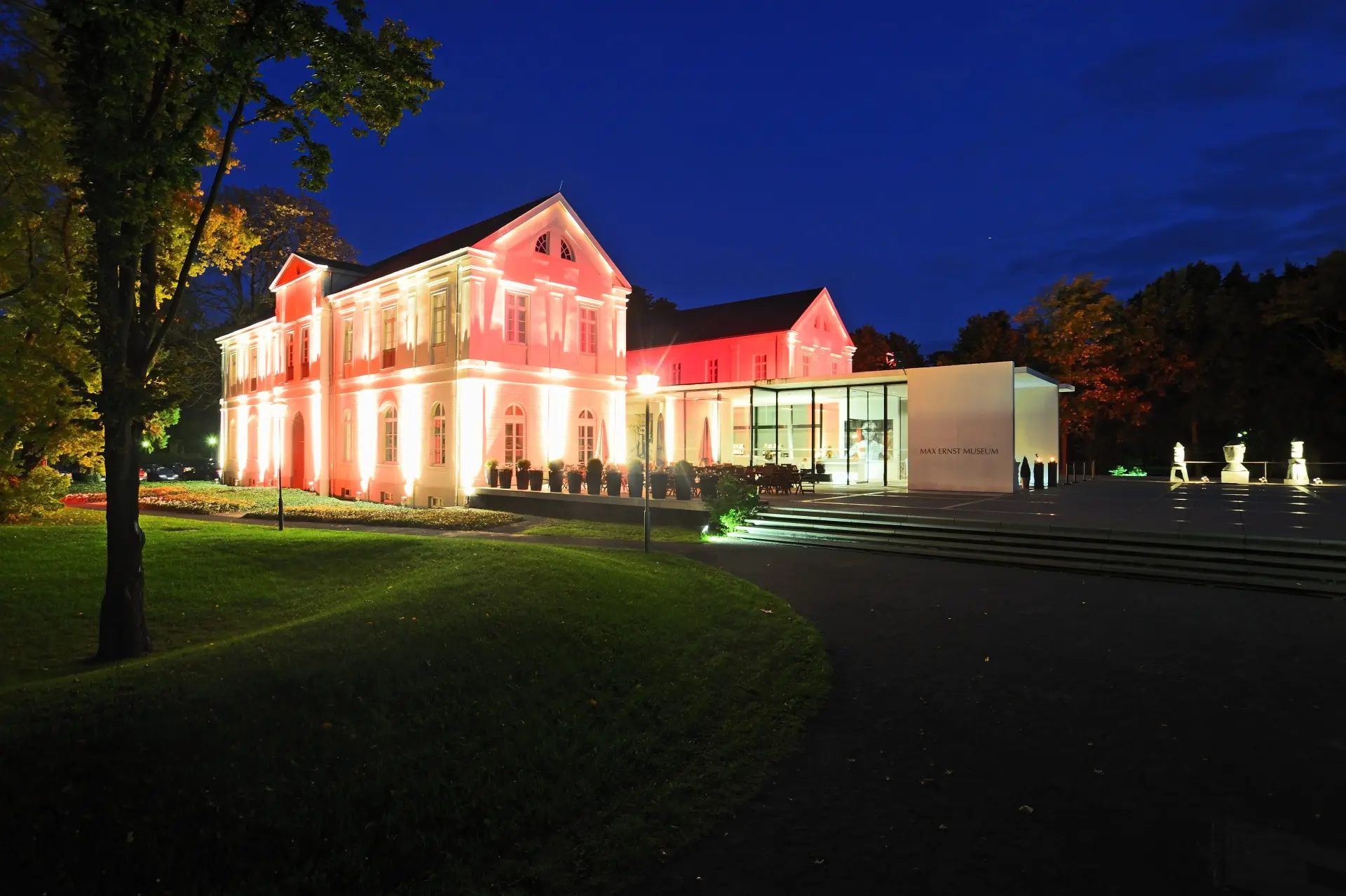 Außenaufnahme des Museums im Dunkeln
